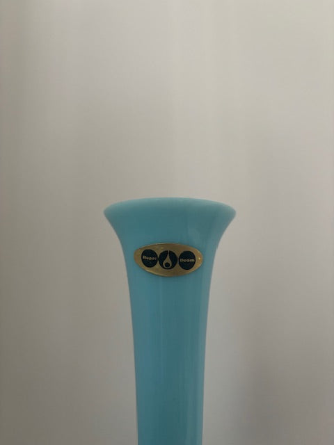 Vase bleu ciel en opaline de Boom