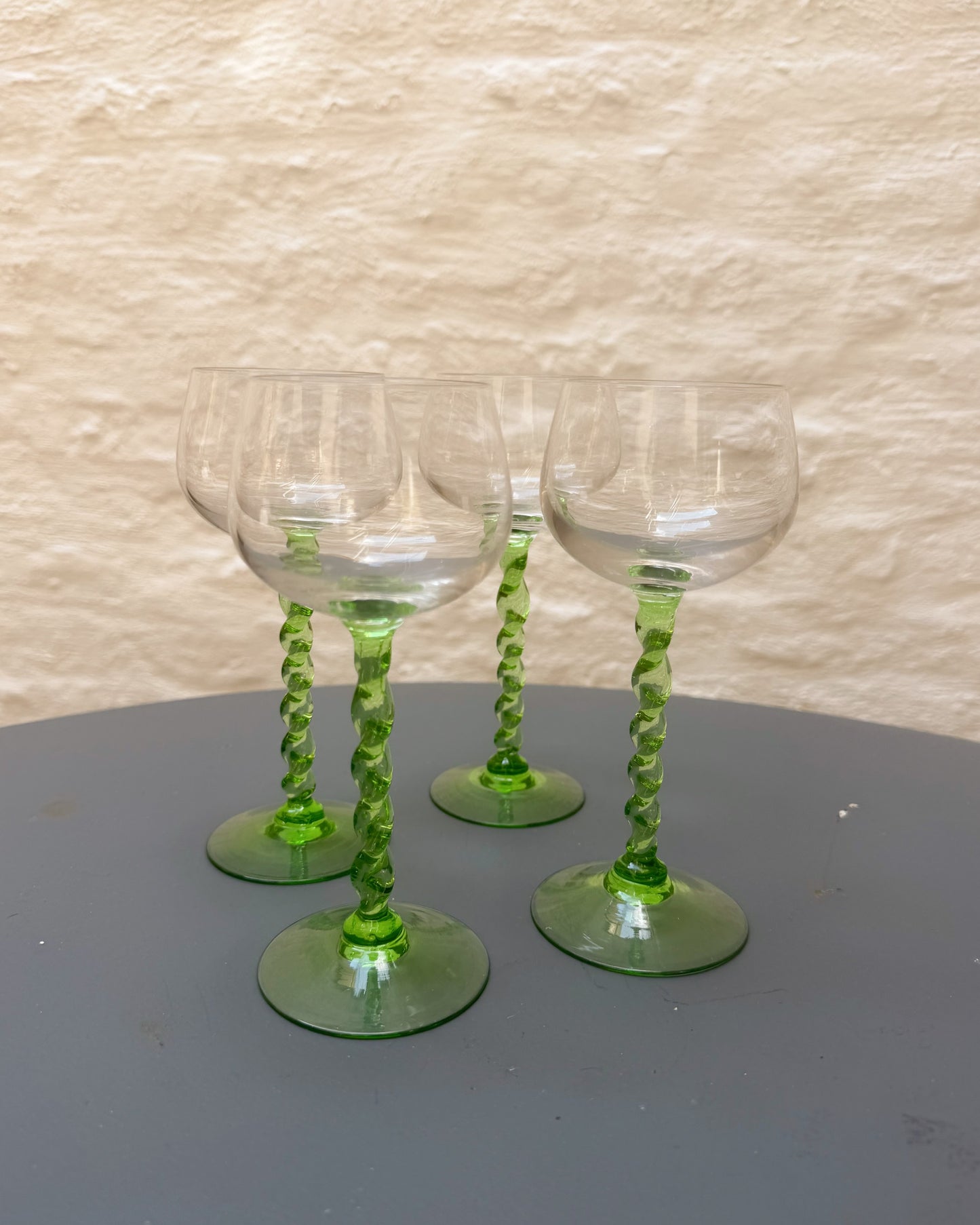 Ensemble de 4 verres alsaciens pieds verts torcadés