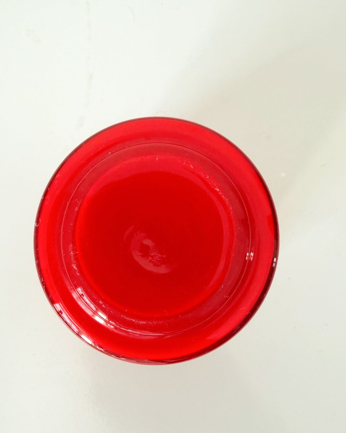 Pot à lait ou sauce en opaline rouge