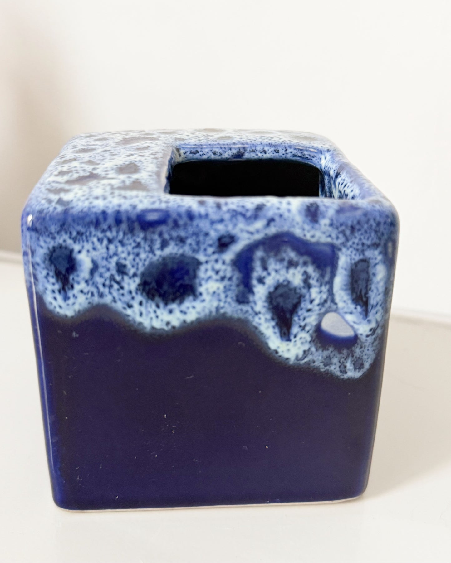 Petit vase cubique en céramique bleue Afina Rijnsburg