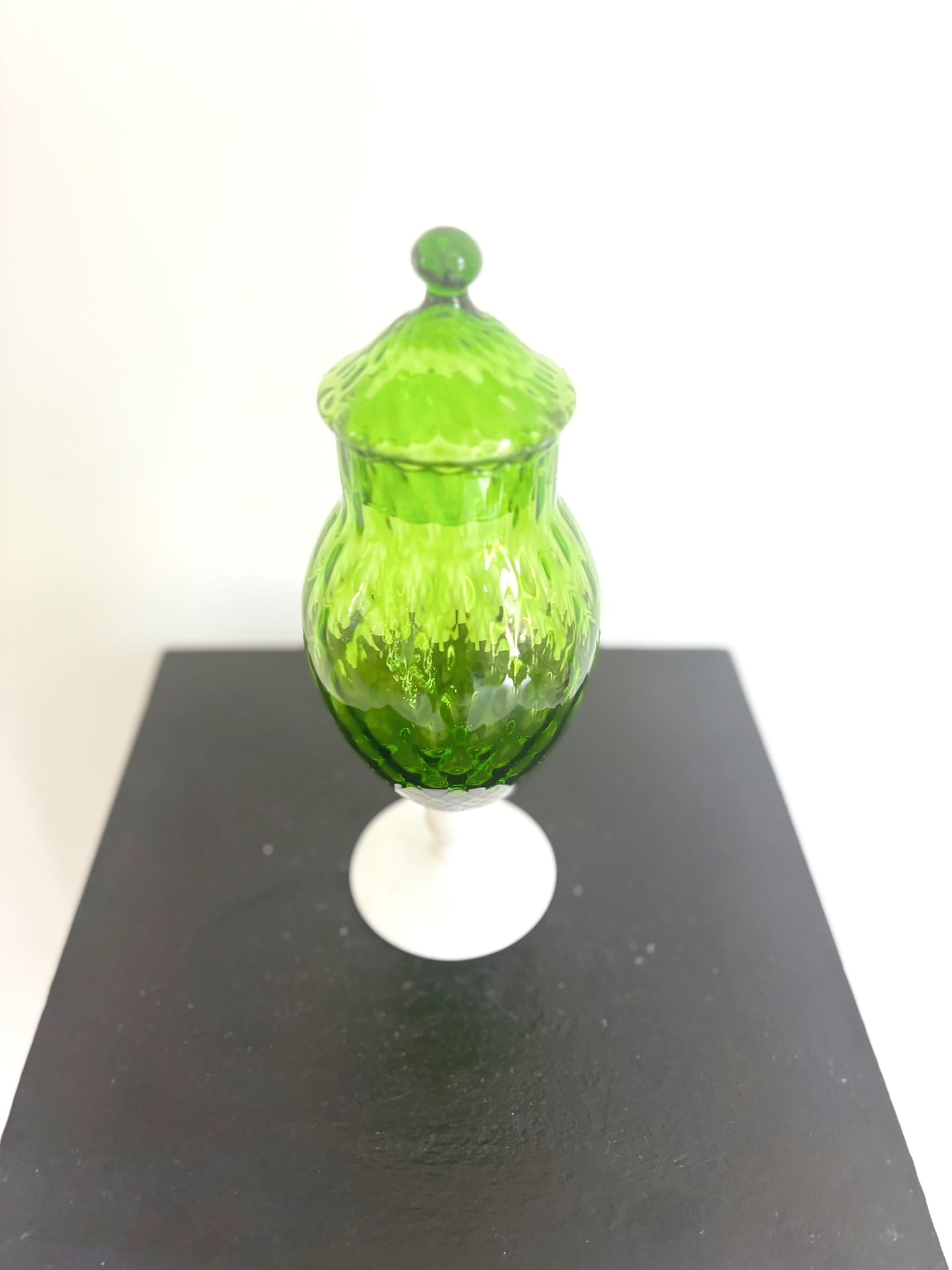 Bonbonnière en verre Empoli verte pied en opaline blanche