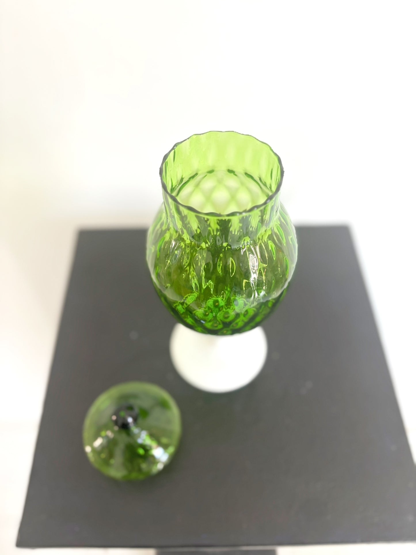 Bonbonnière en verre Empoli verte pied en opaline blanche