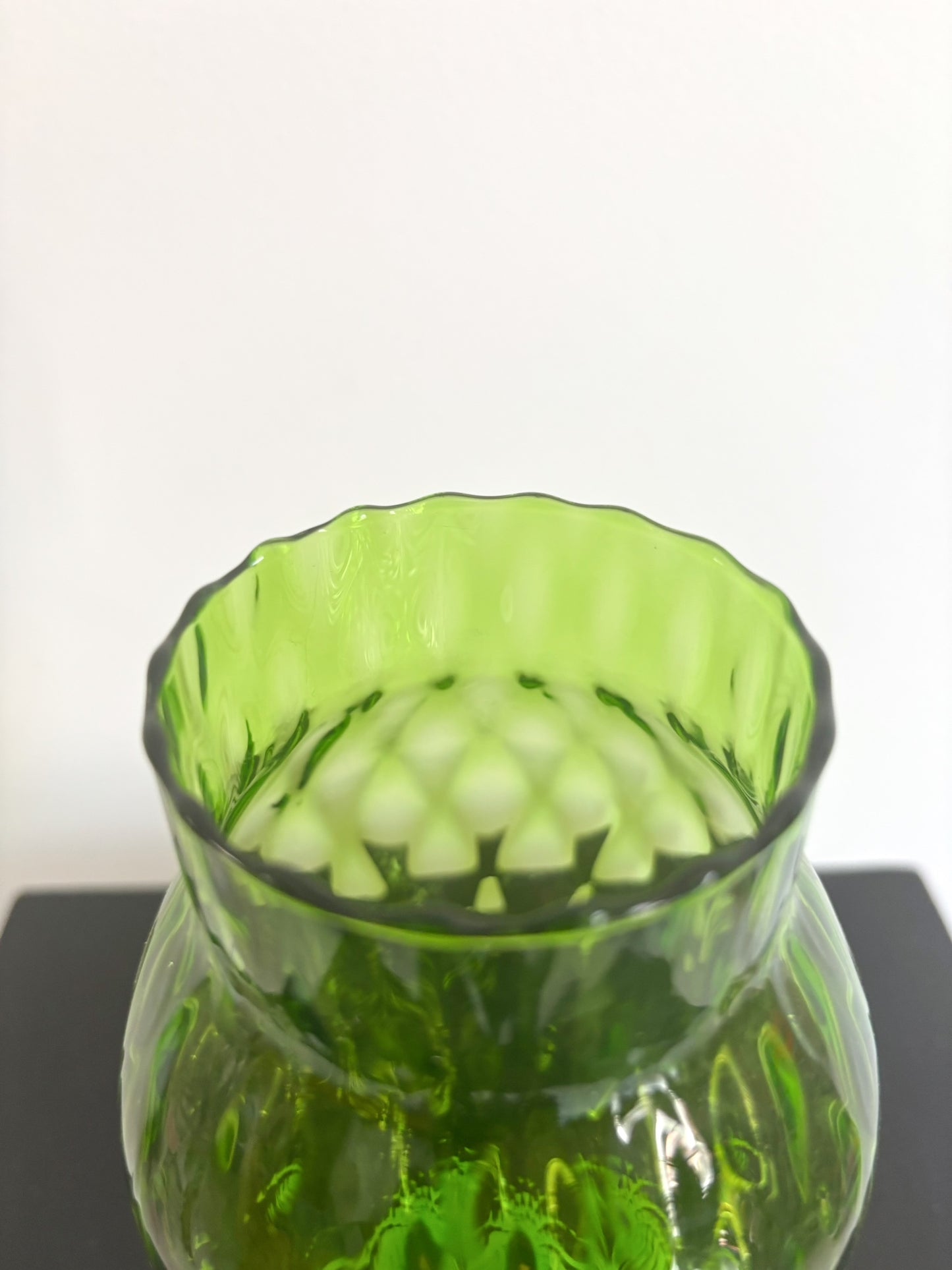 Bonbonnière en verre Empoli verte pied en opaline blanche