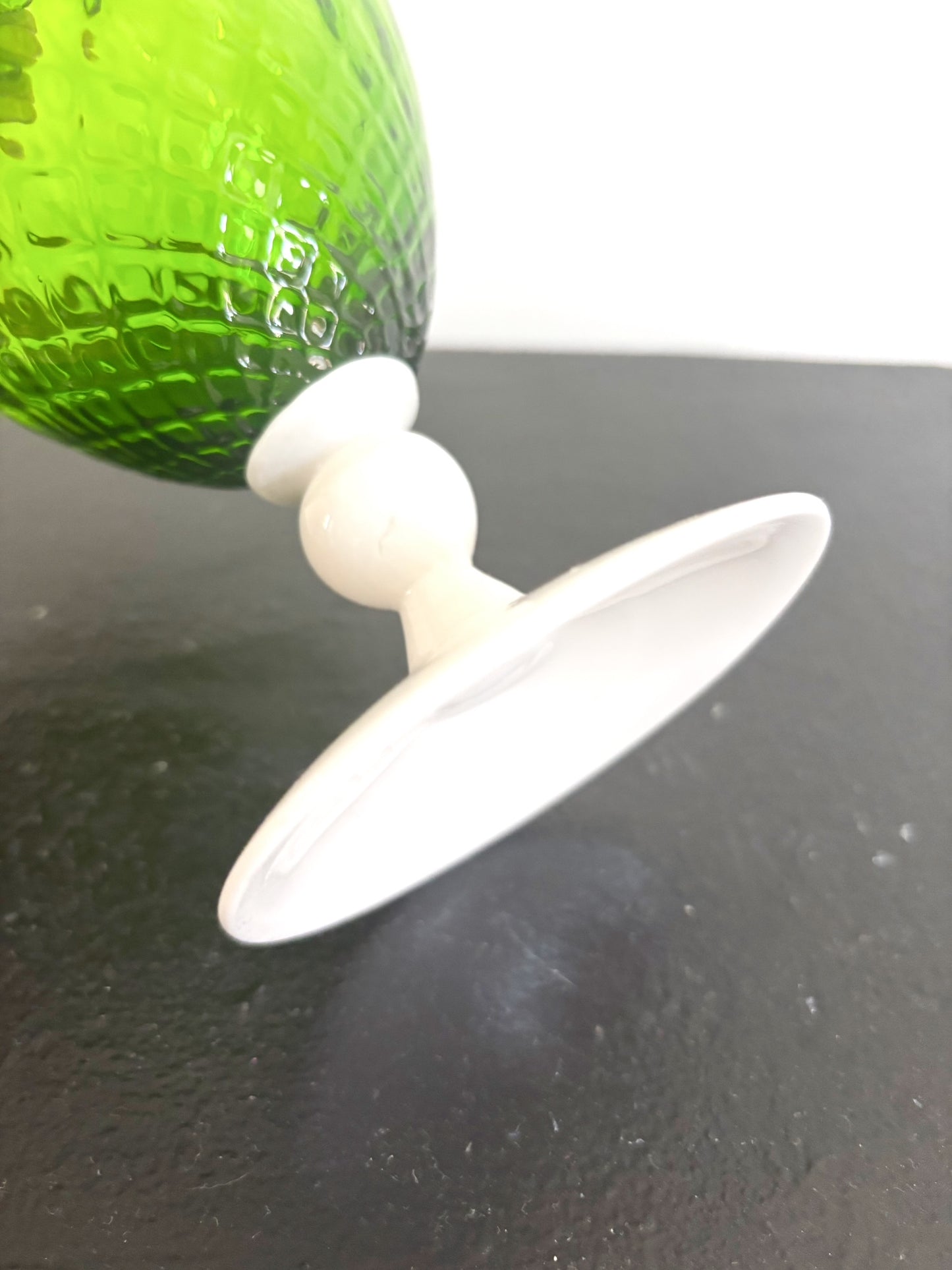 Bonbonnière en verre Empoli verte pied en opaline blanche