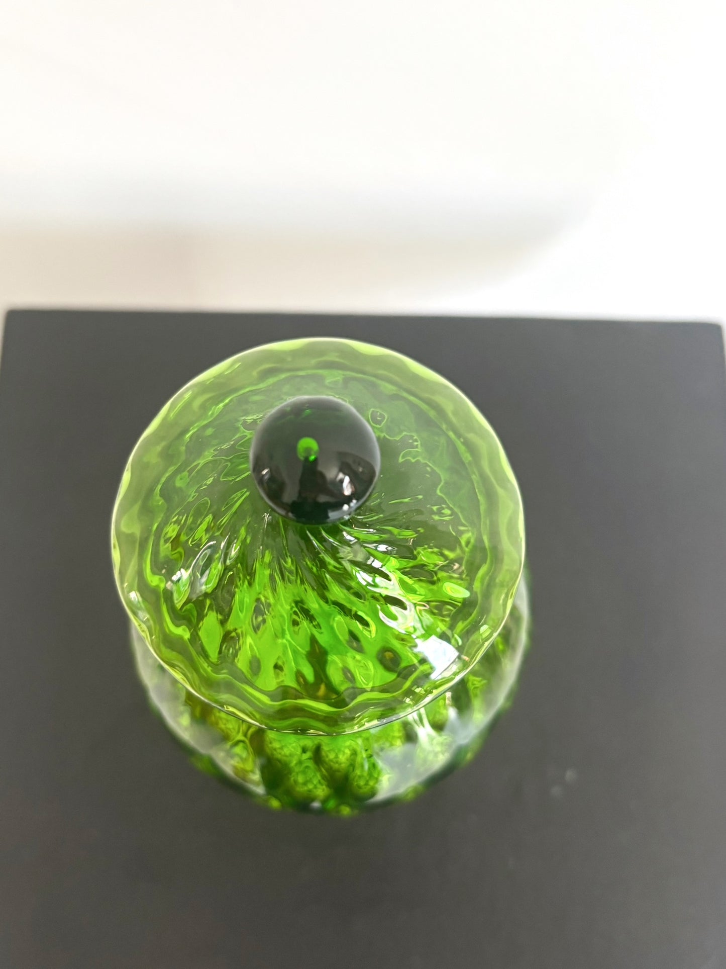 Bonbonnière en verre Empoli verte pied en opaline blanche