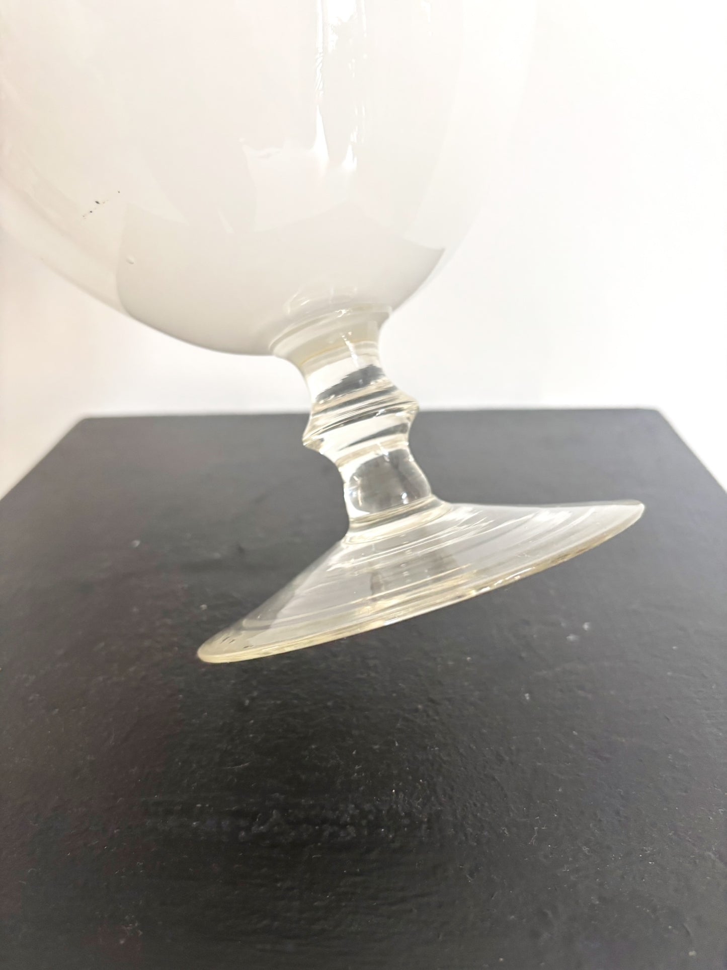 Vase en opaline blanche d'Empoli