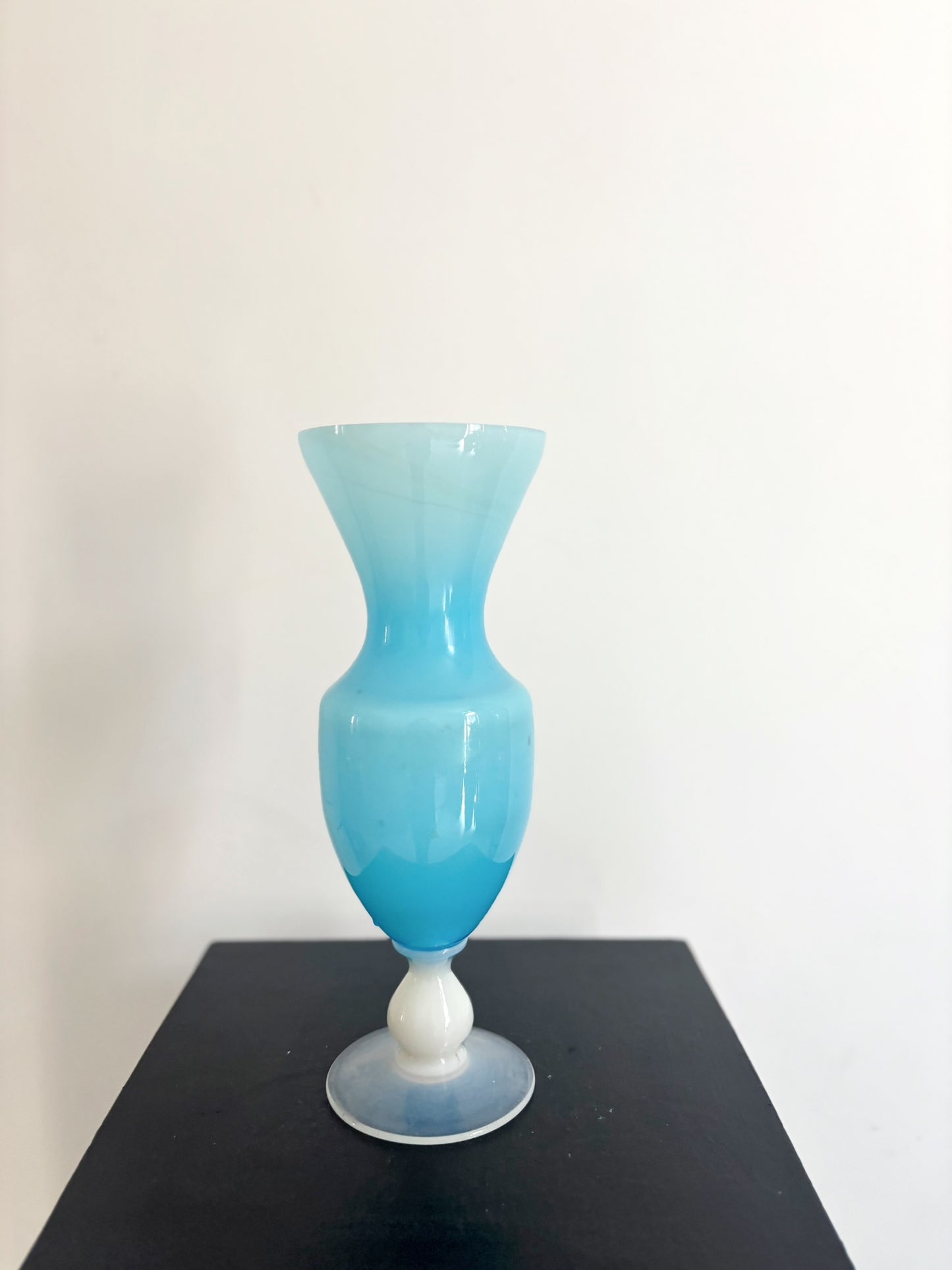 Vase en opaline bleue sur pied blanc