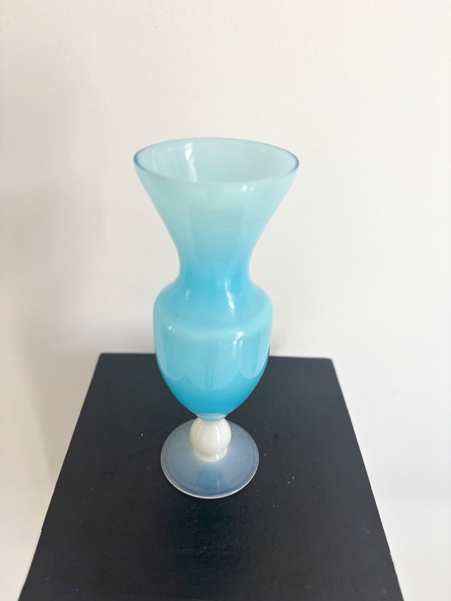 Vase en opaline bleue sur pied blanc