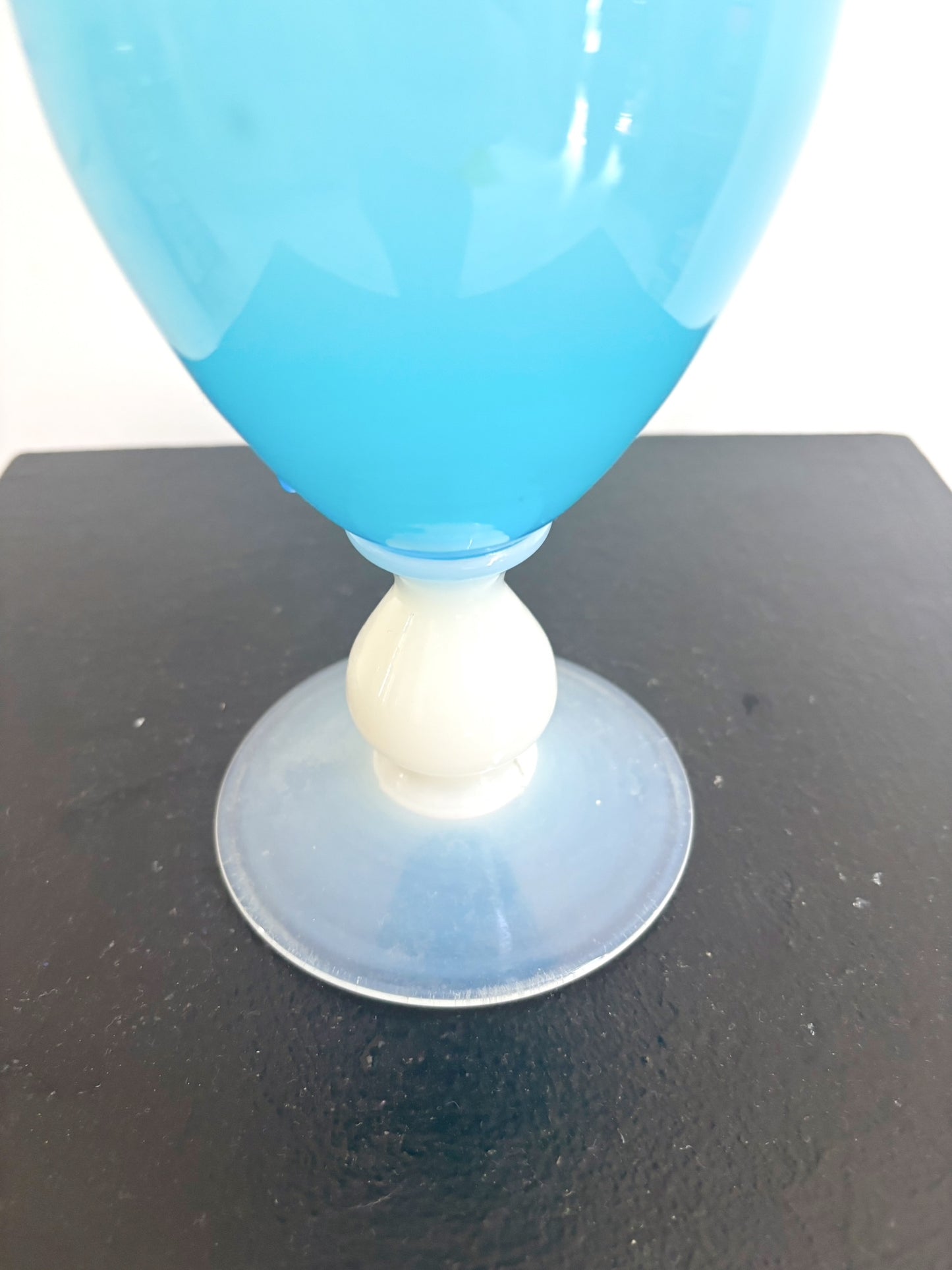 Vase en opaline bleue sur pied blanc