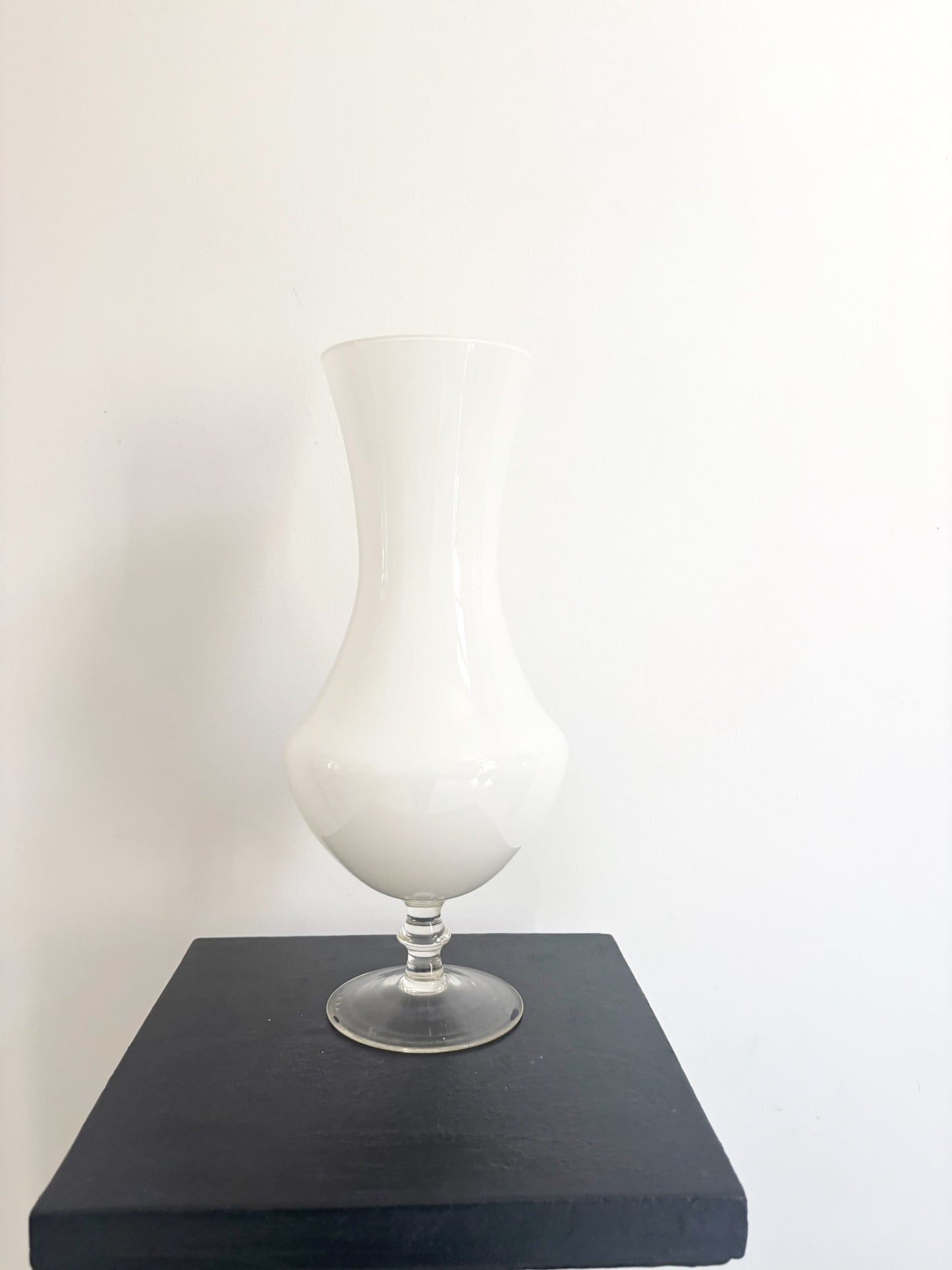 Vase en opaline blanche d'Empoli