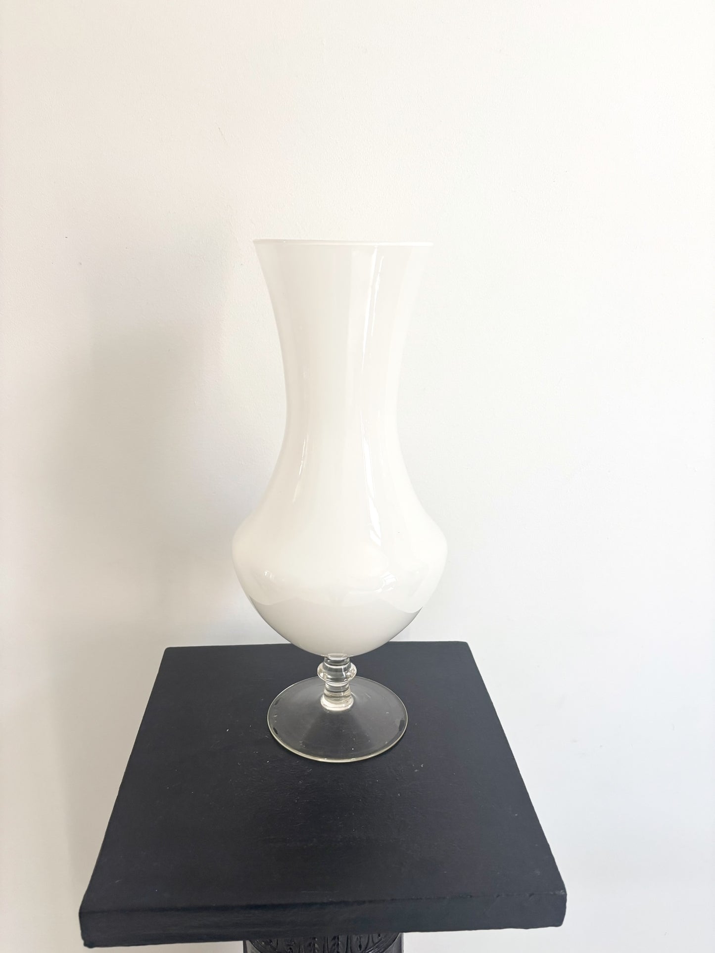 Vase en opaline blanche d'Empoli
