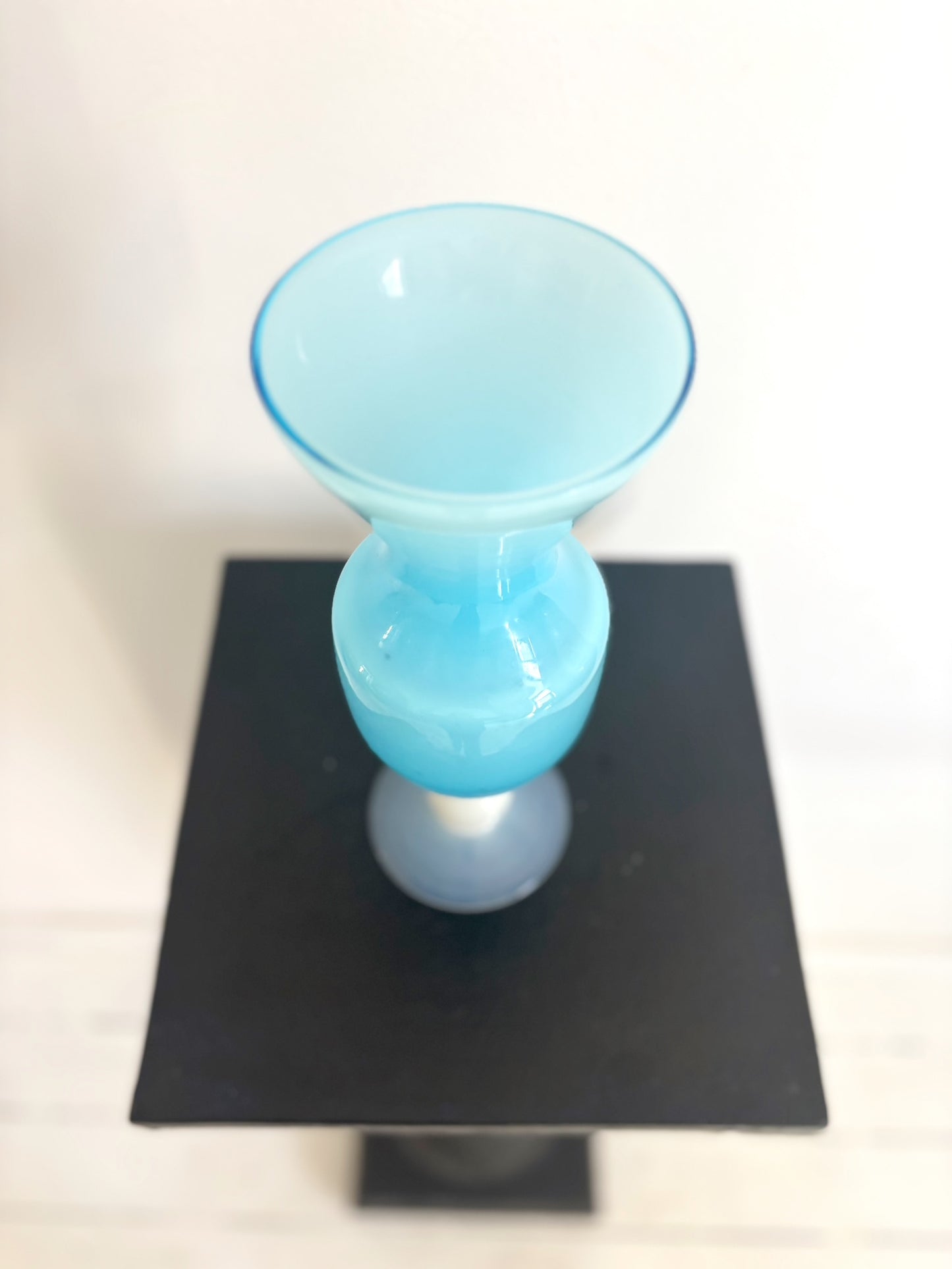 Vase en opaline bleue sur pied blanc