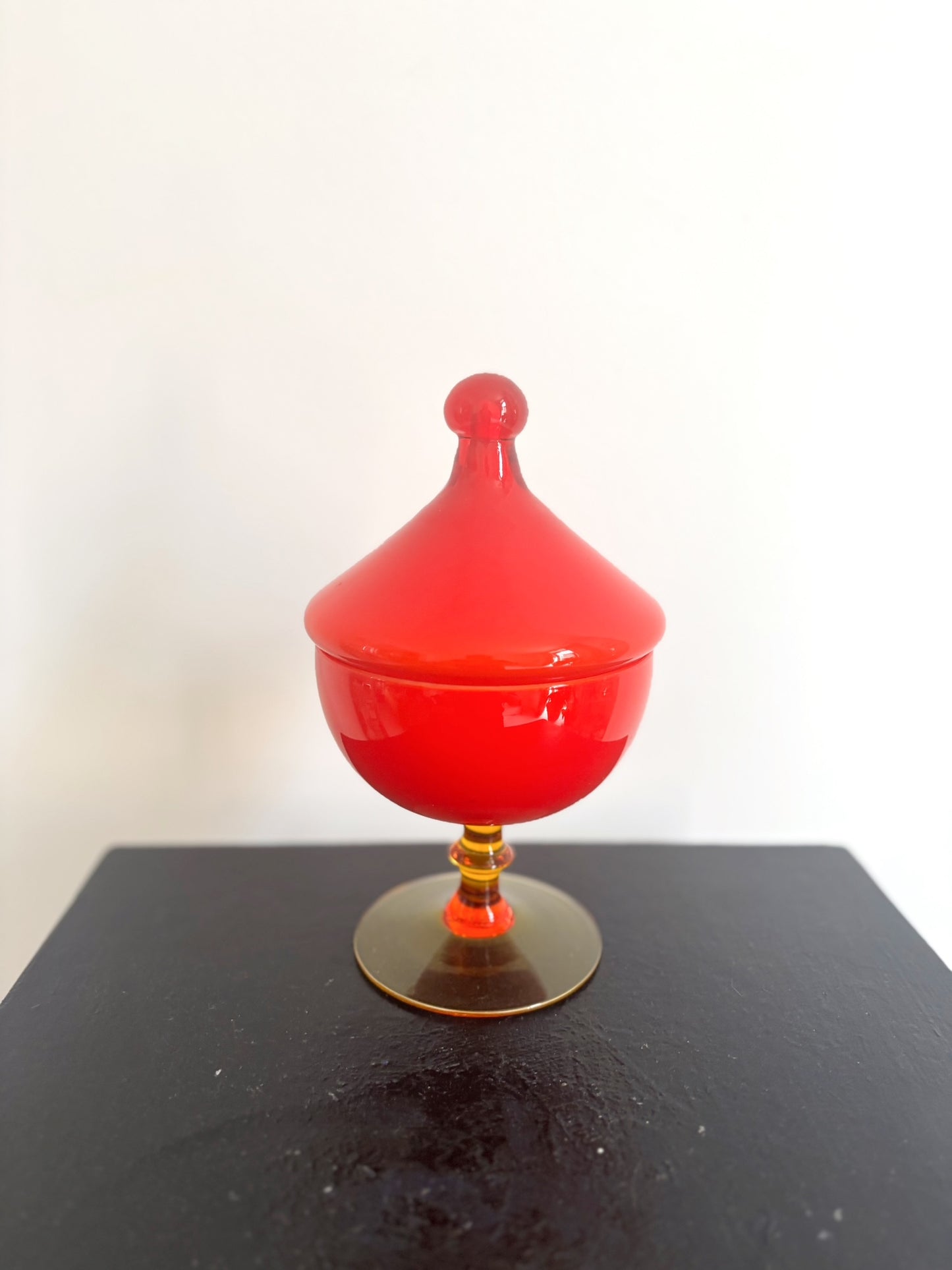 Bonbonnière en opaline rouge pied en verre orange