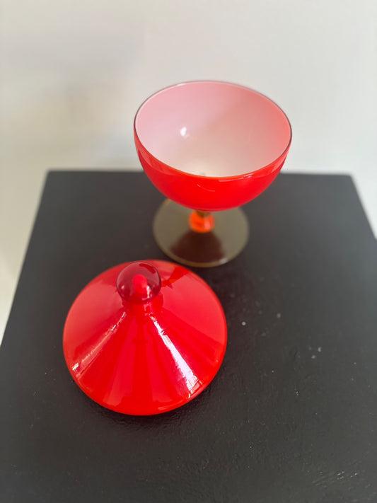 Bonbonnière en opaline rouge pied en verre orange