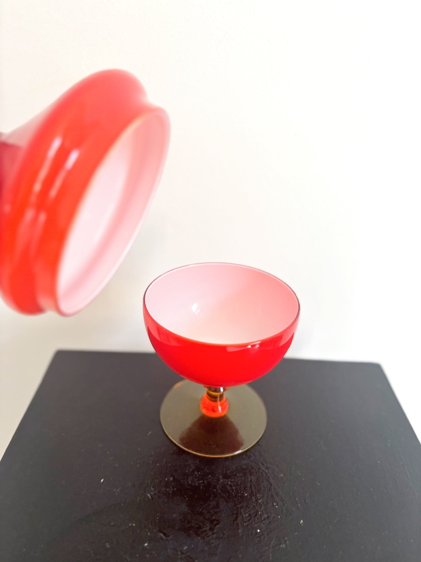 Bonbonnière en opaline rouge pied en verre orange