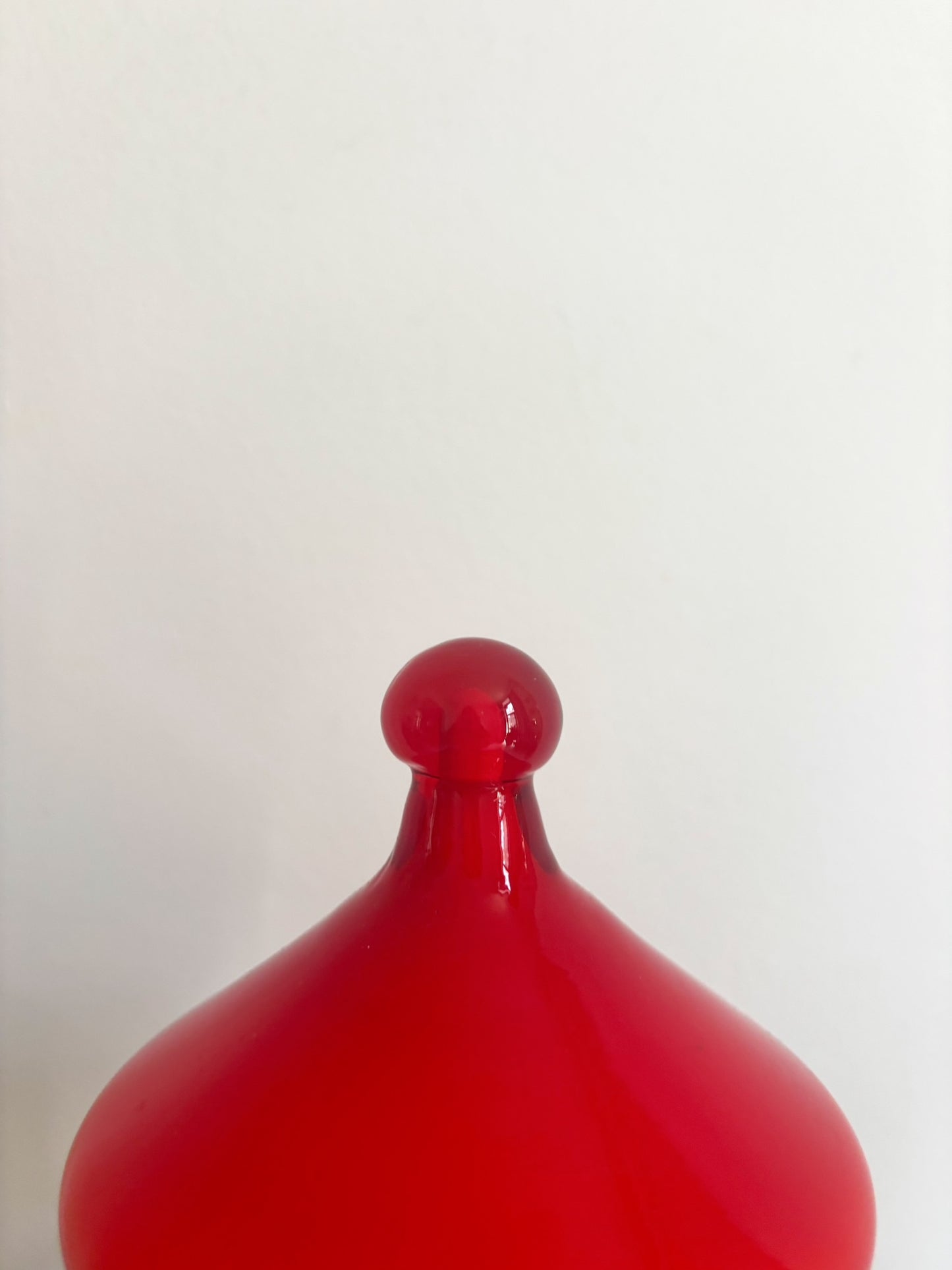 Bonbonnière en opaline rouge pied en verre orange