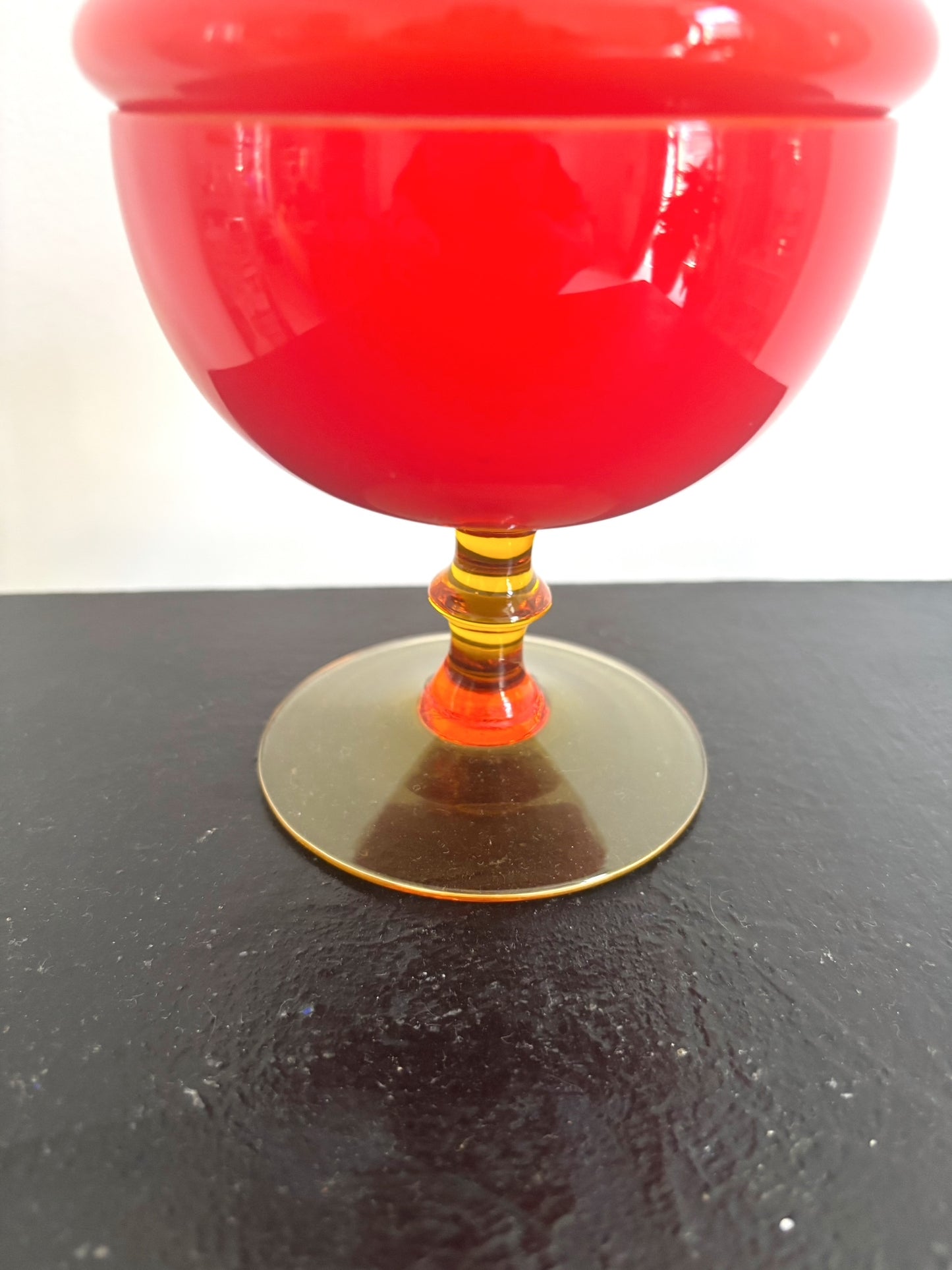 Bonbonnière en opaline rouge pied en verre orange
