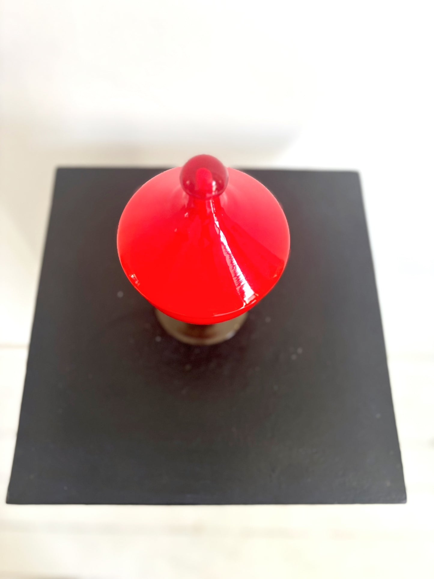 Bonbonnière en opaline rouge pied en verre orange
