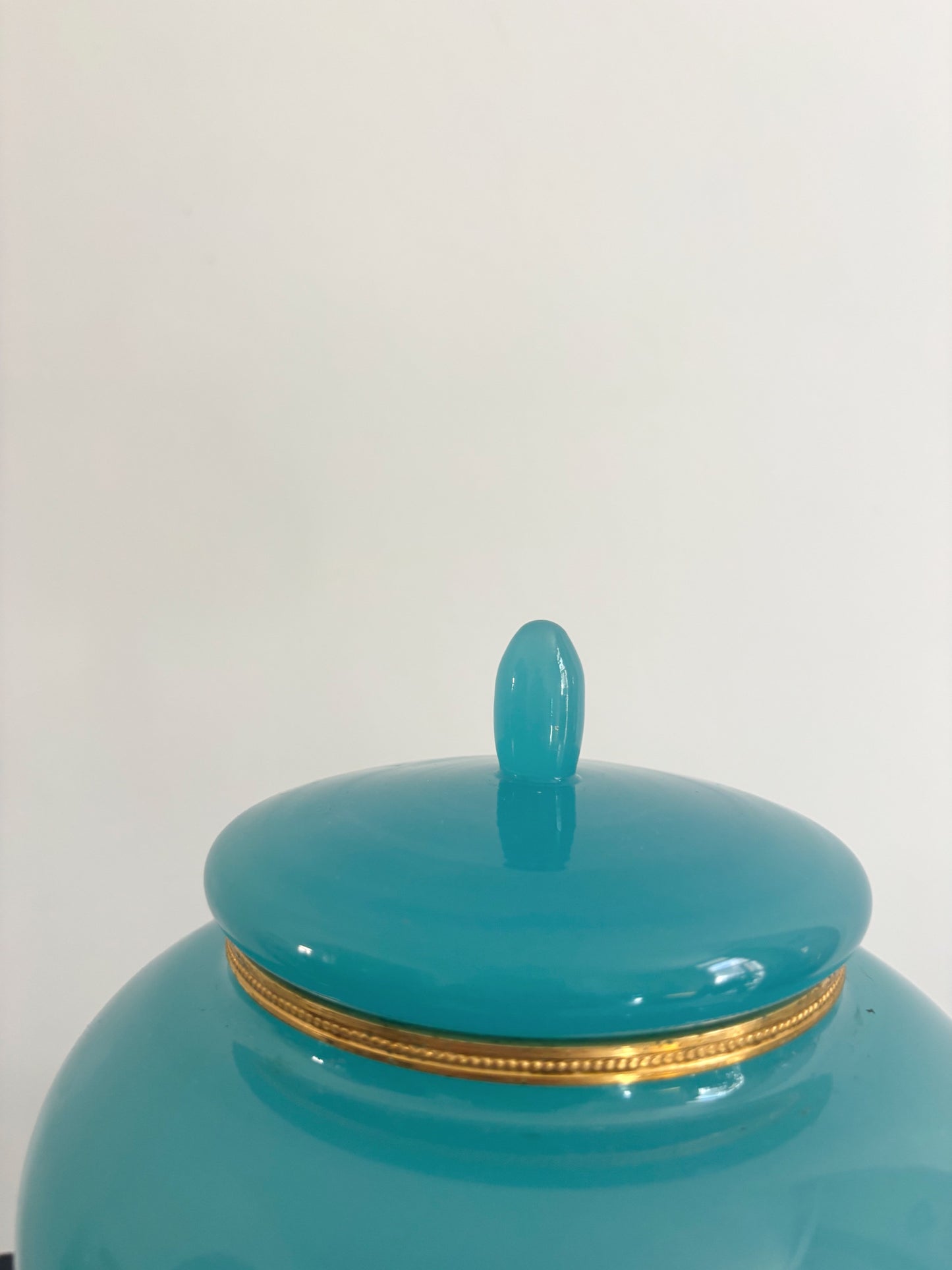 Bonbonnière en opaline bleue bordée de laiton