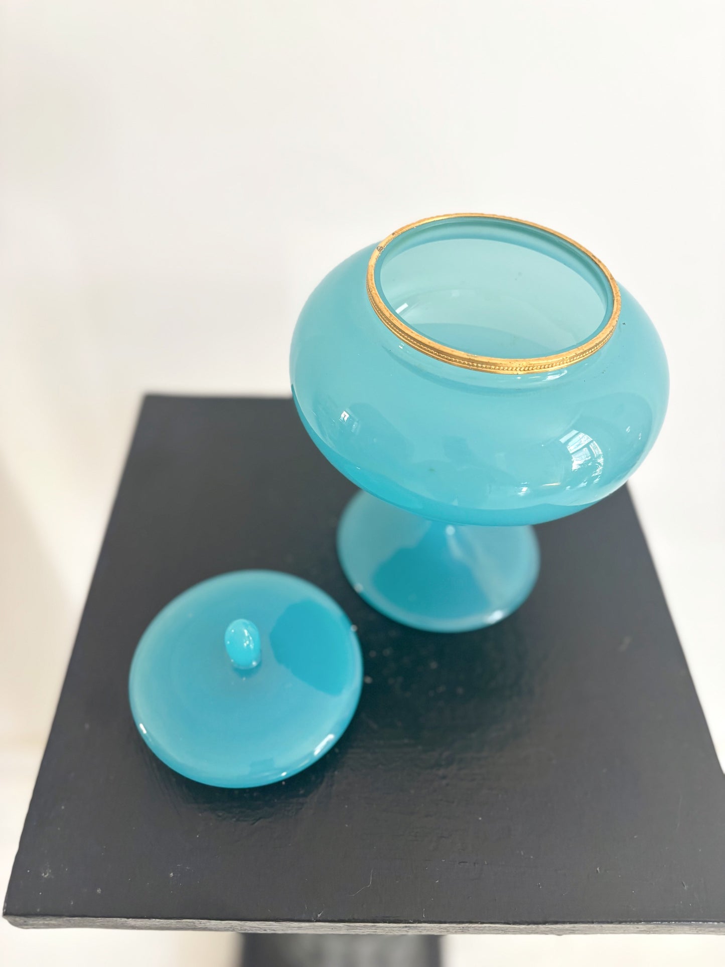 Bonbonnière en opaline bleue bordée de laiton