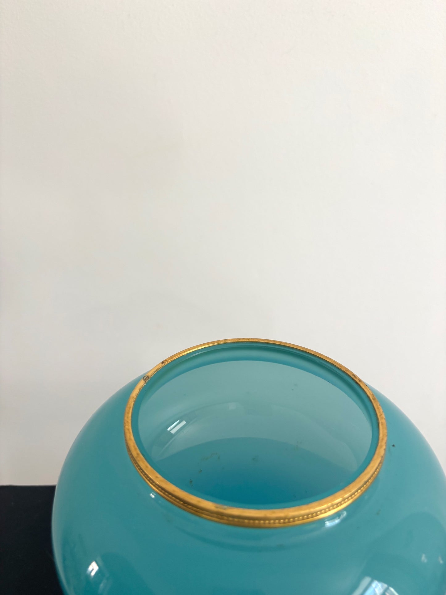 Bonbonnière en opaline bleue bordée de laiton