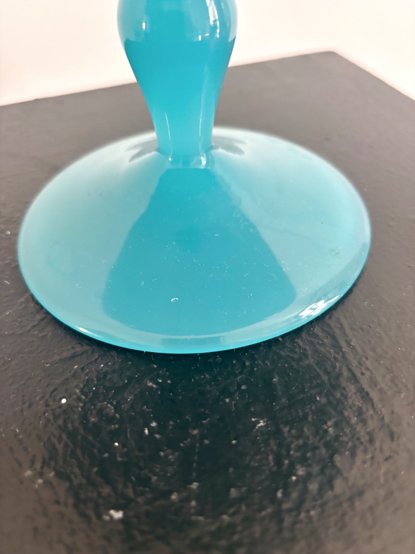 Bonbonnière en opaline bleue bordée de laiton