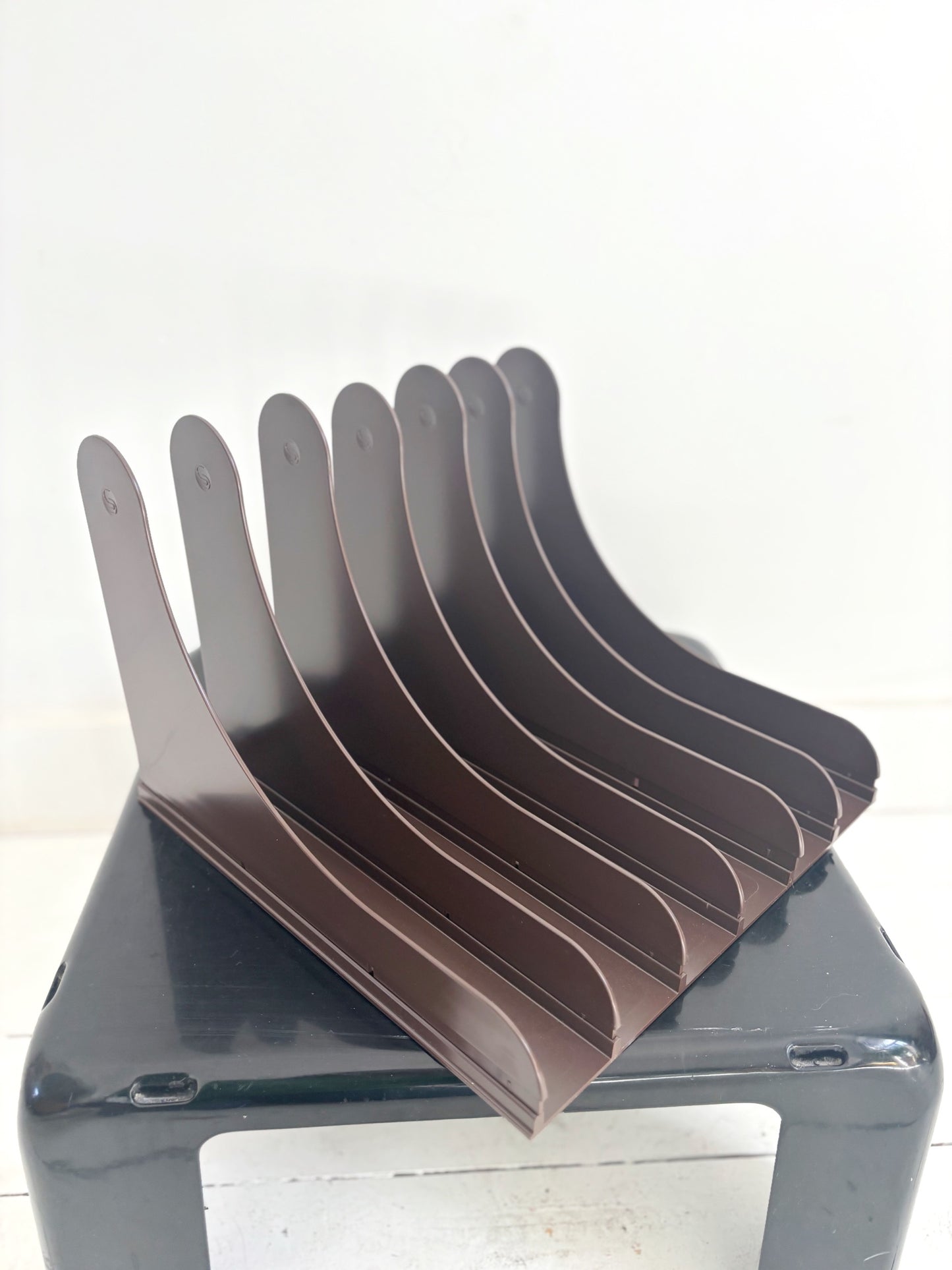 Porte disques en plastique brun Schweizer Design