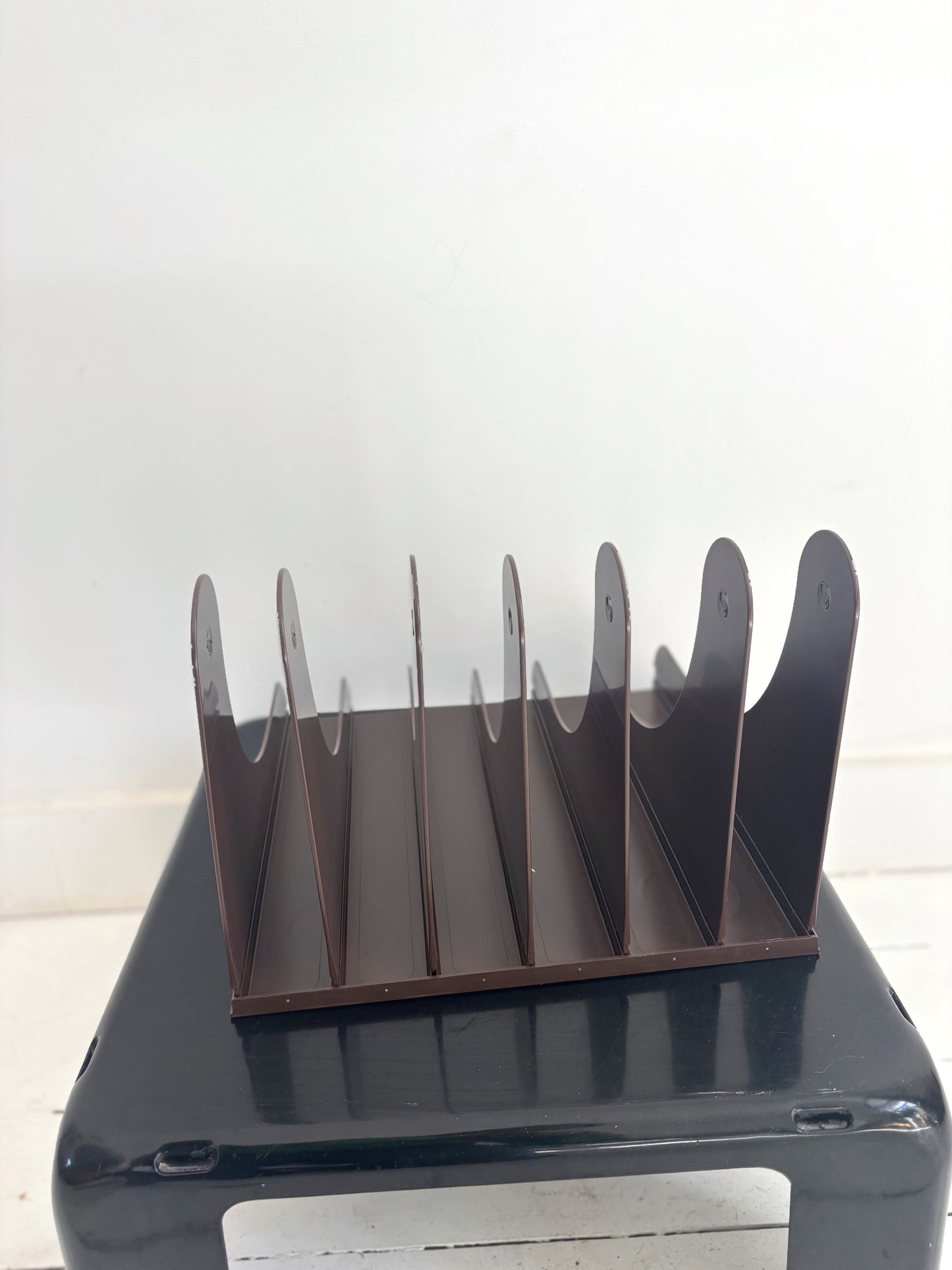 Porte disques en plastique brun Schweizer Design