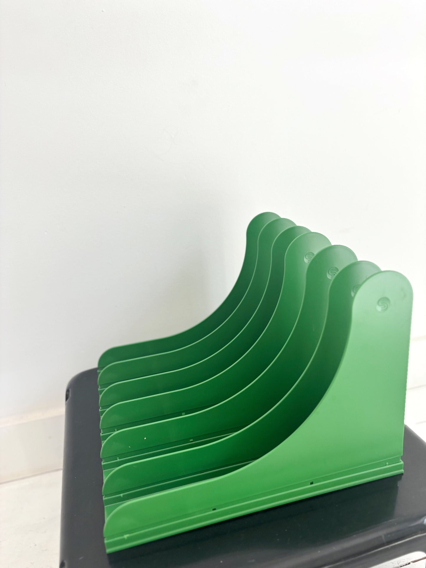 Porte disques en plastique vert gazon Schweizer Design