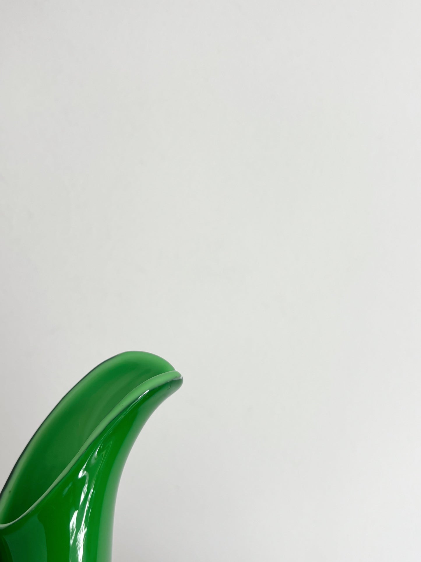 Vase, pichet en opaline d'Empoli vert gazon.