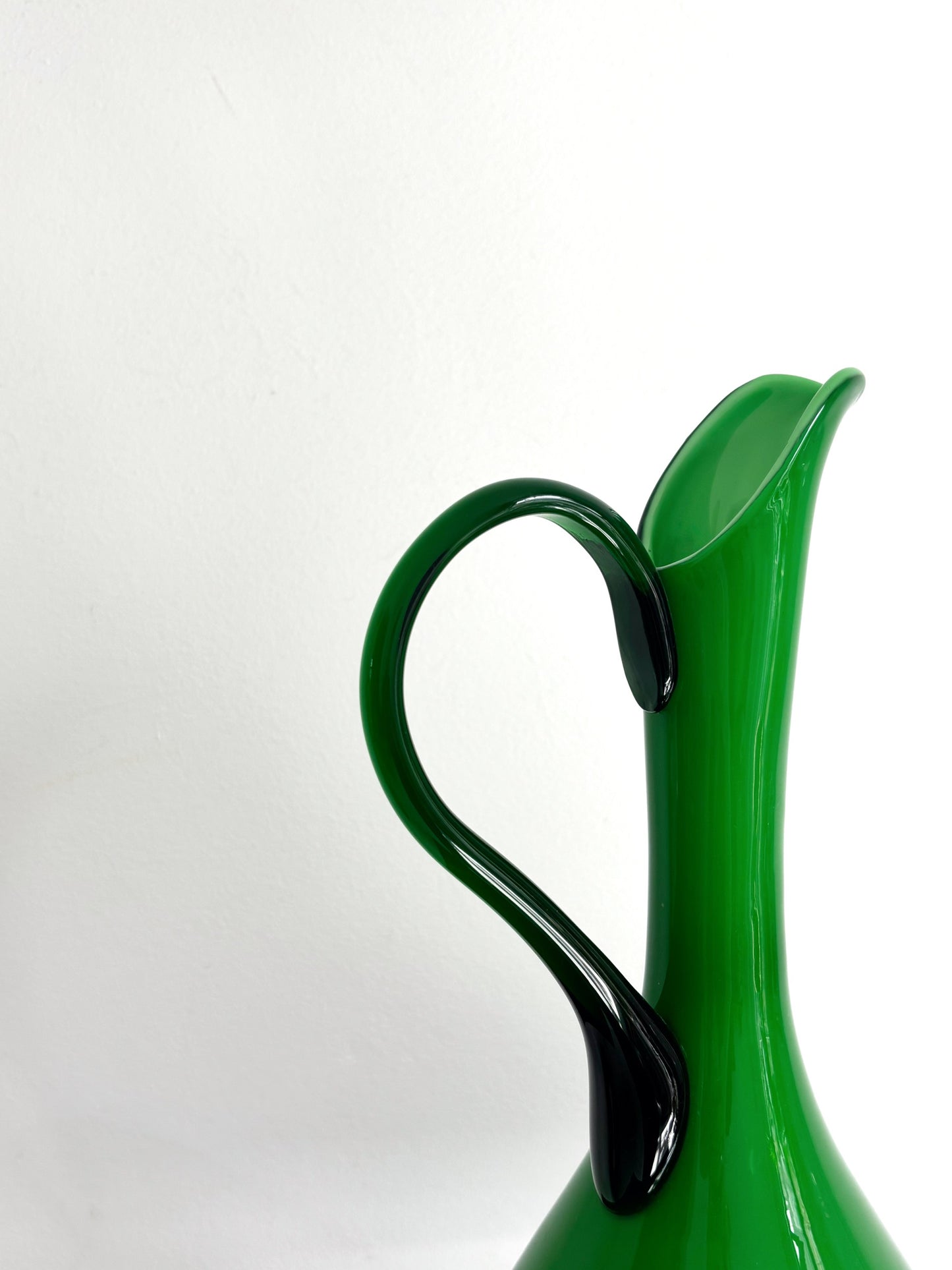 Vase, pichet en opaline d'Empoli vert gazon.