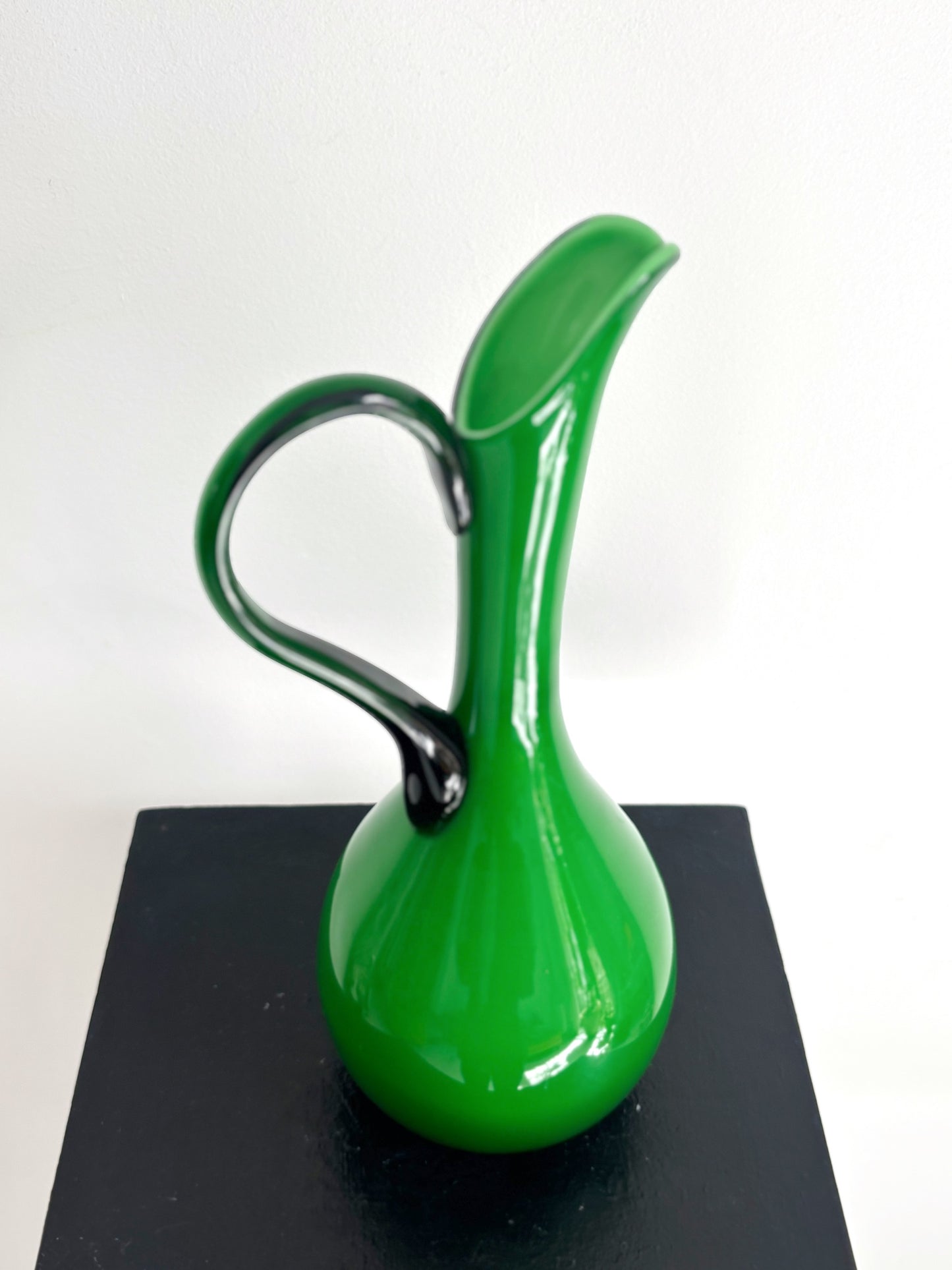Vase, pichet en opaline d'Empoli vert gazon.