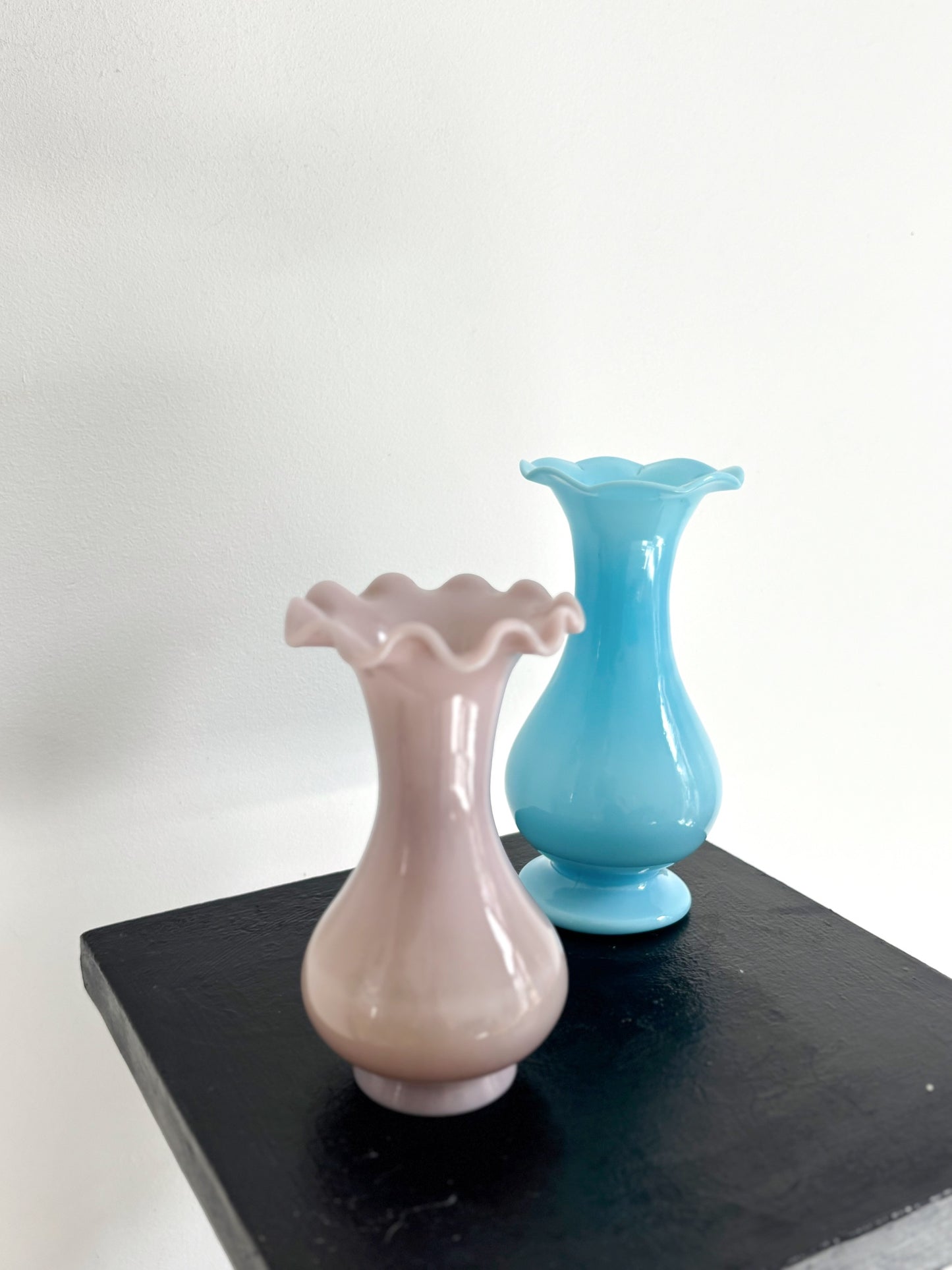 Ensemble de 2 vases en opaline de Portieux