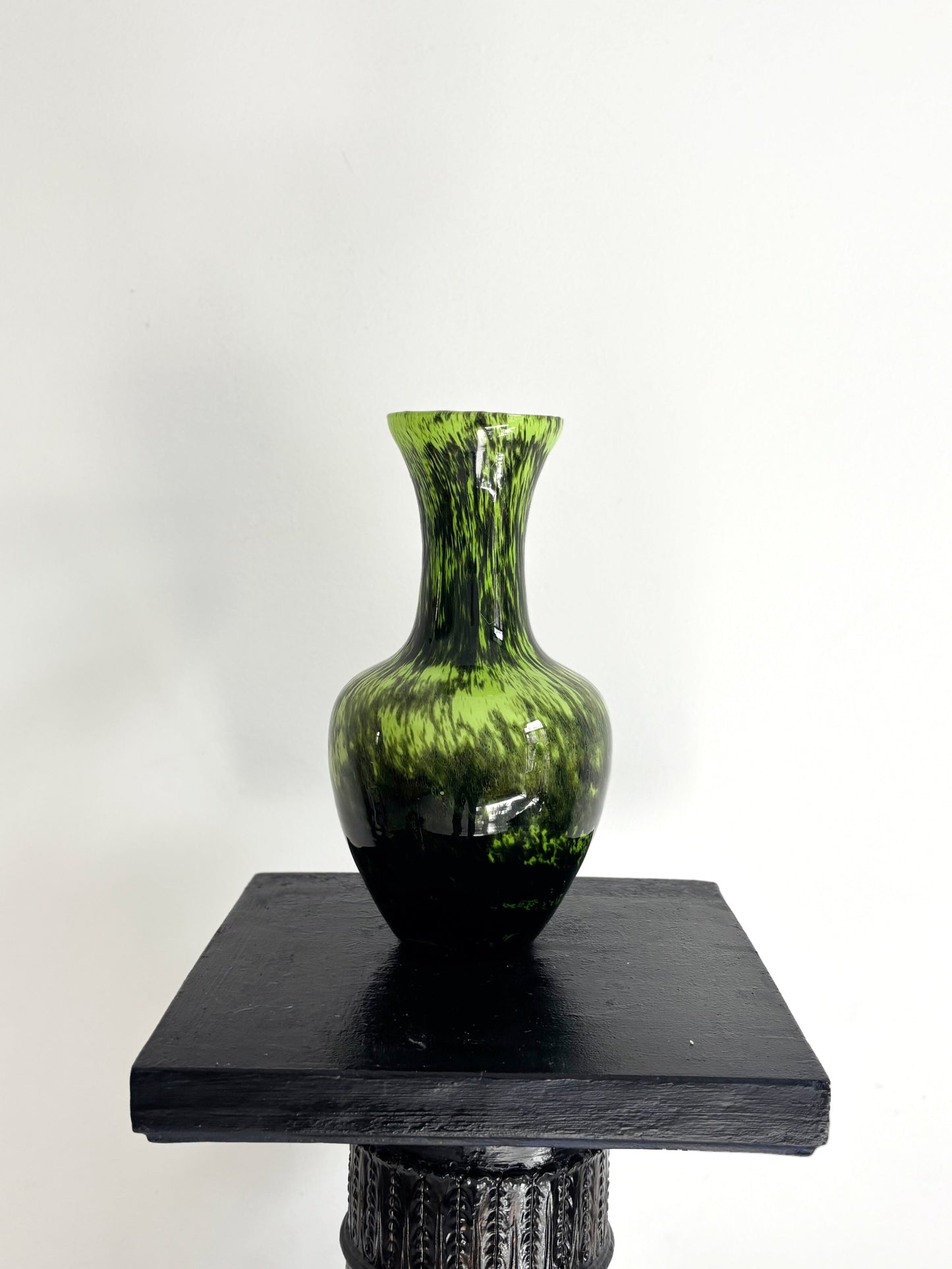 Vase en opaline Empoli vert citron moucheté de noir