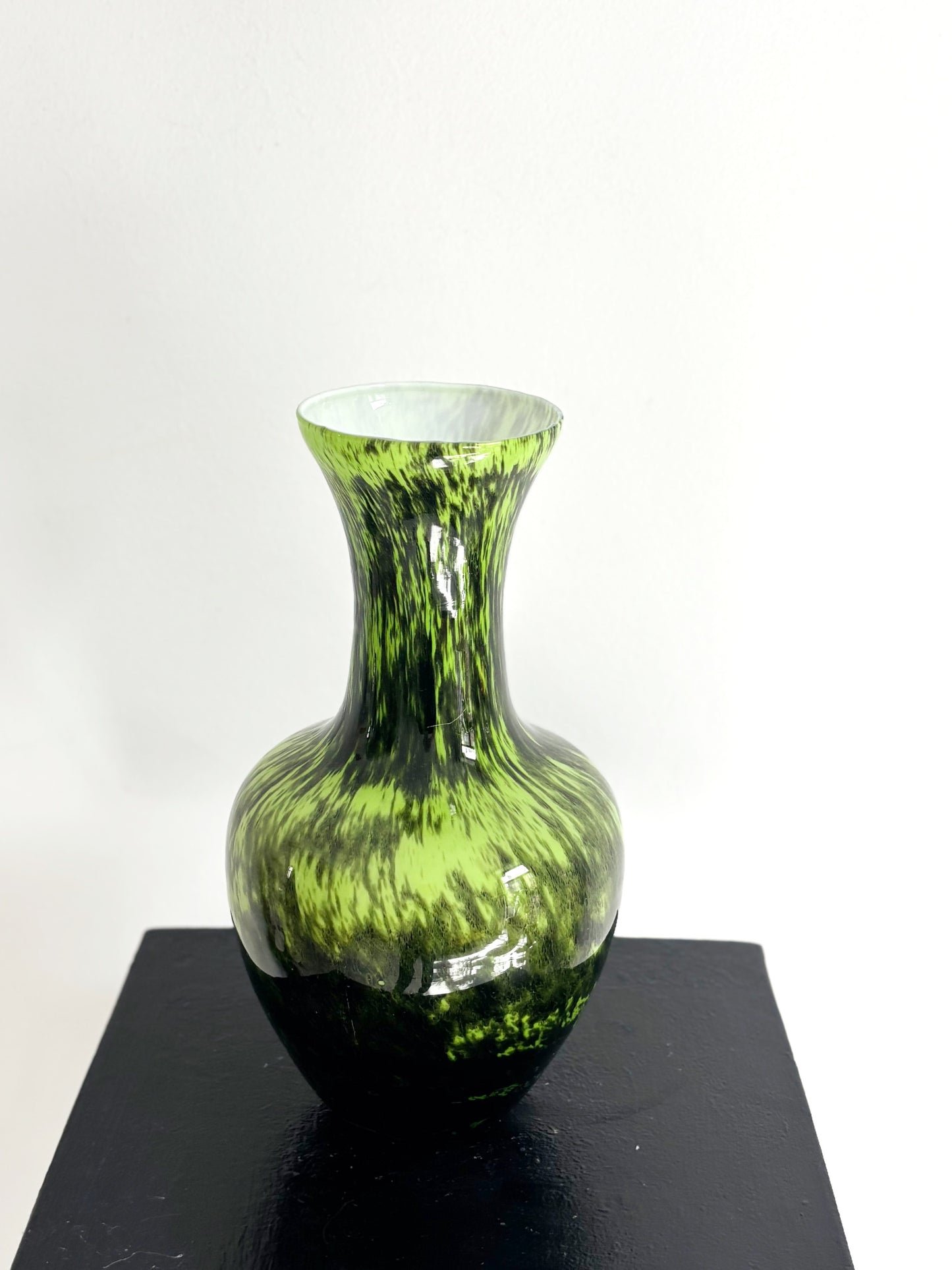 Vase en opaline Empoli vert citron moucheté de noir