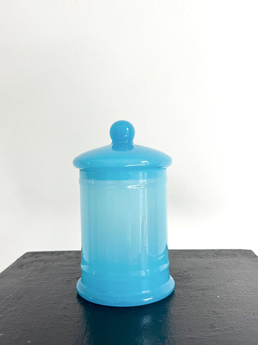 Bonbonnière bleue en opaline translucide