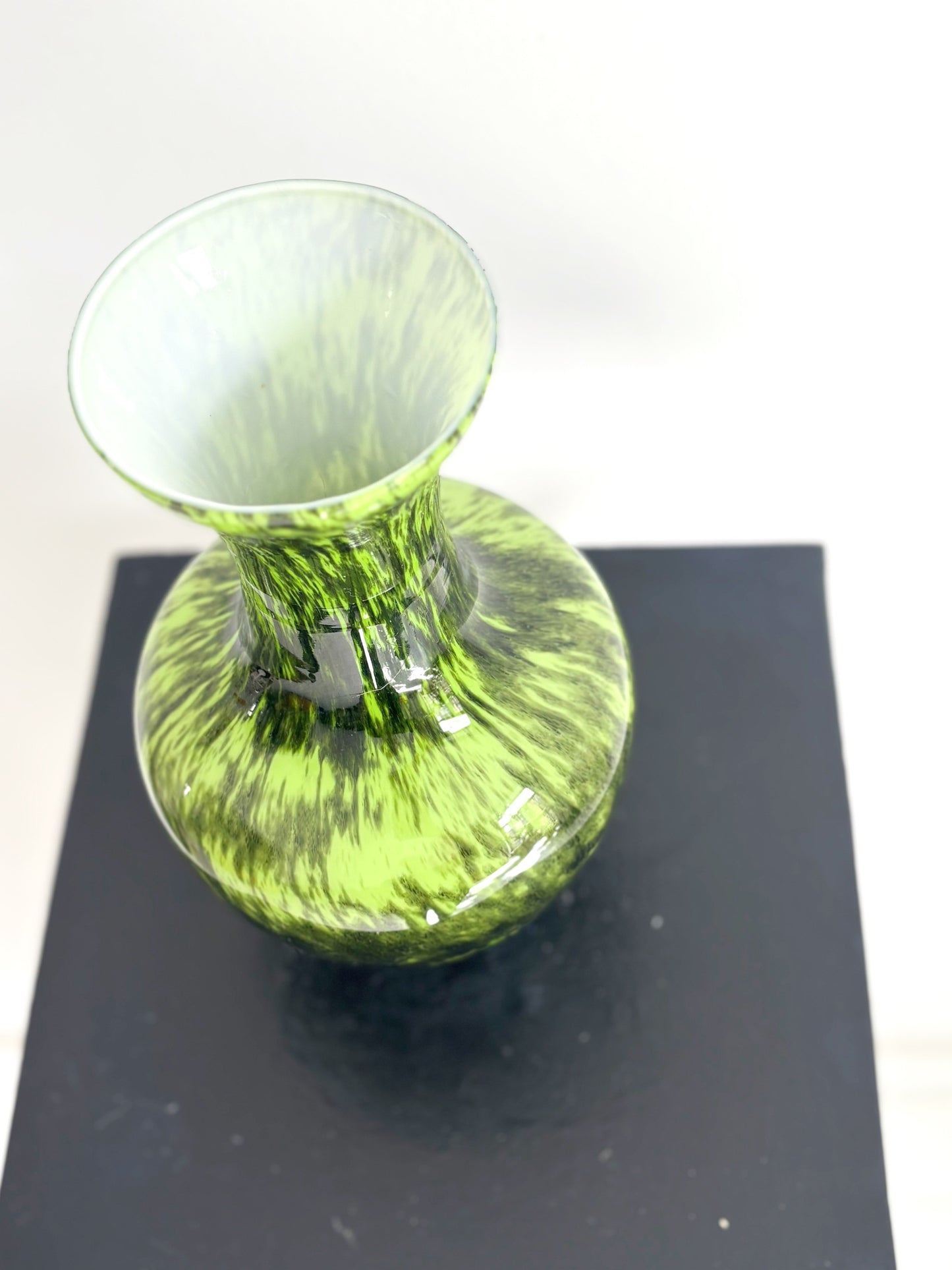 Vase en opaline Empoli vert citron moucheté de noir