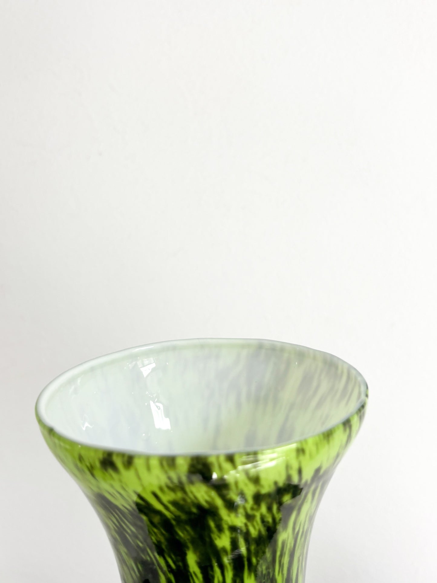Vase en opaline Empoli vert citron moucheté de noir