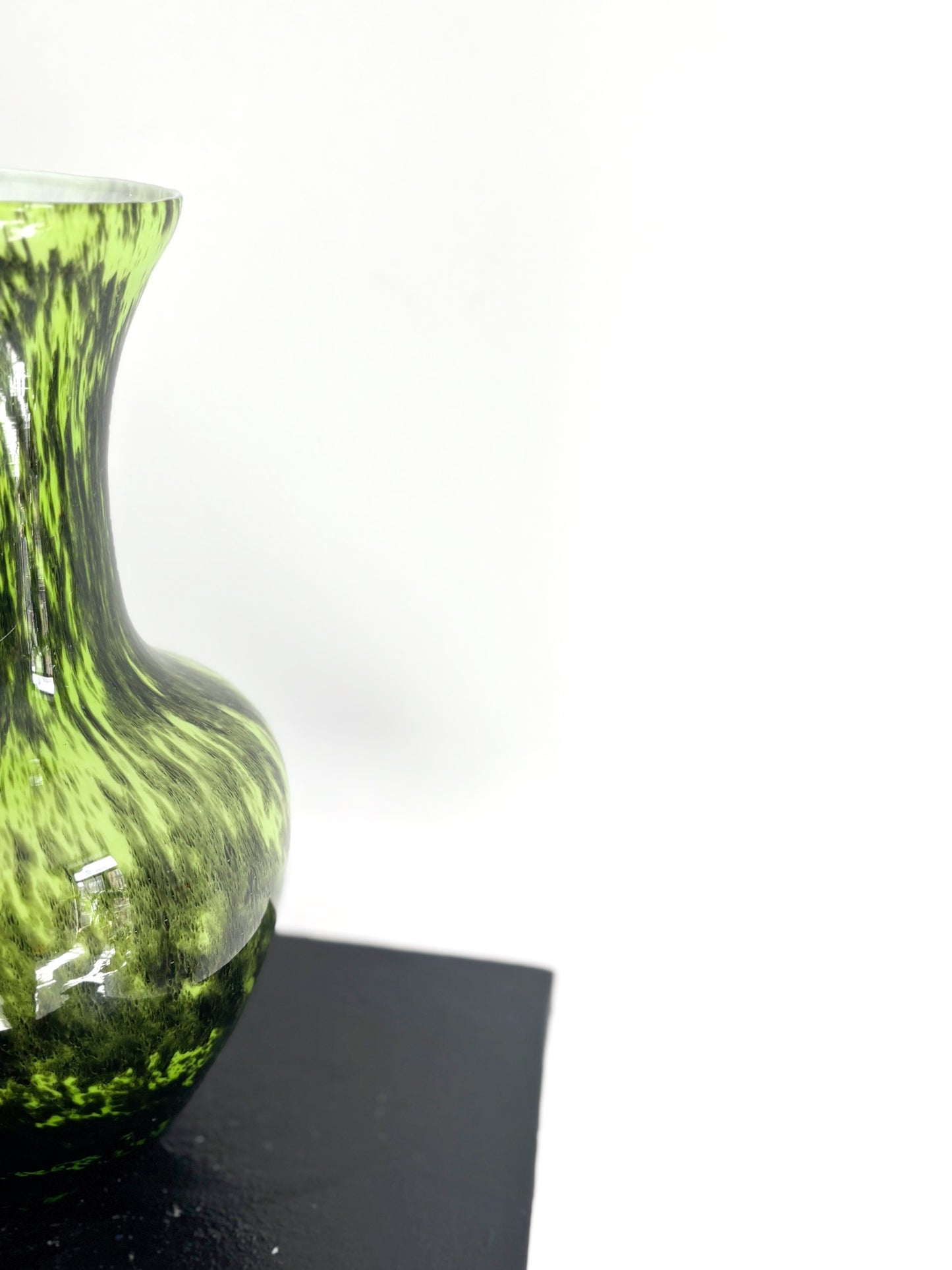 Vase en opaline Empoli vert citron moucheté de noir