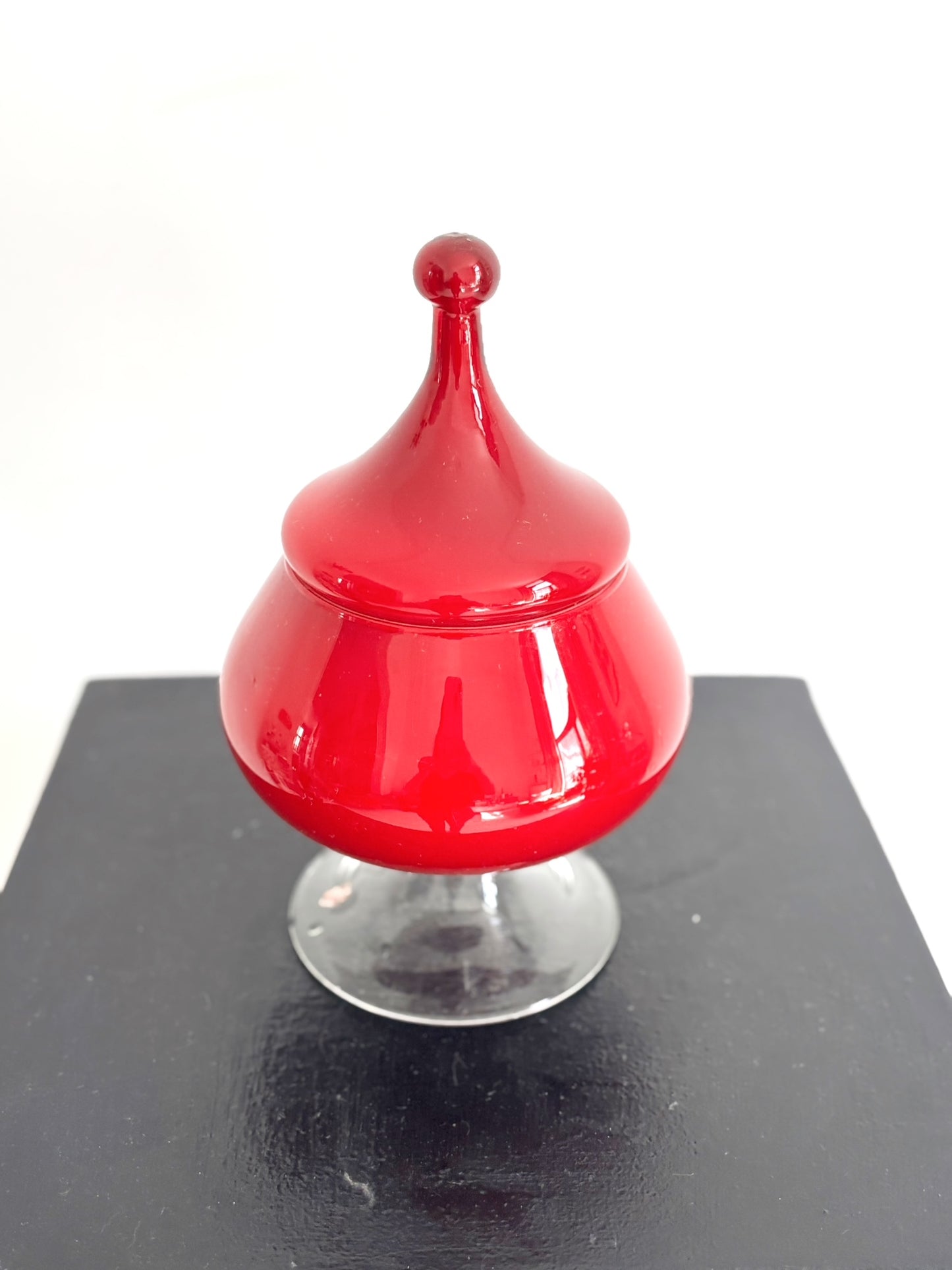 Bonbonnière en opaline rouge profond