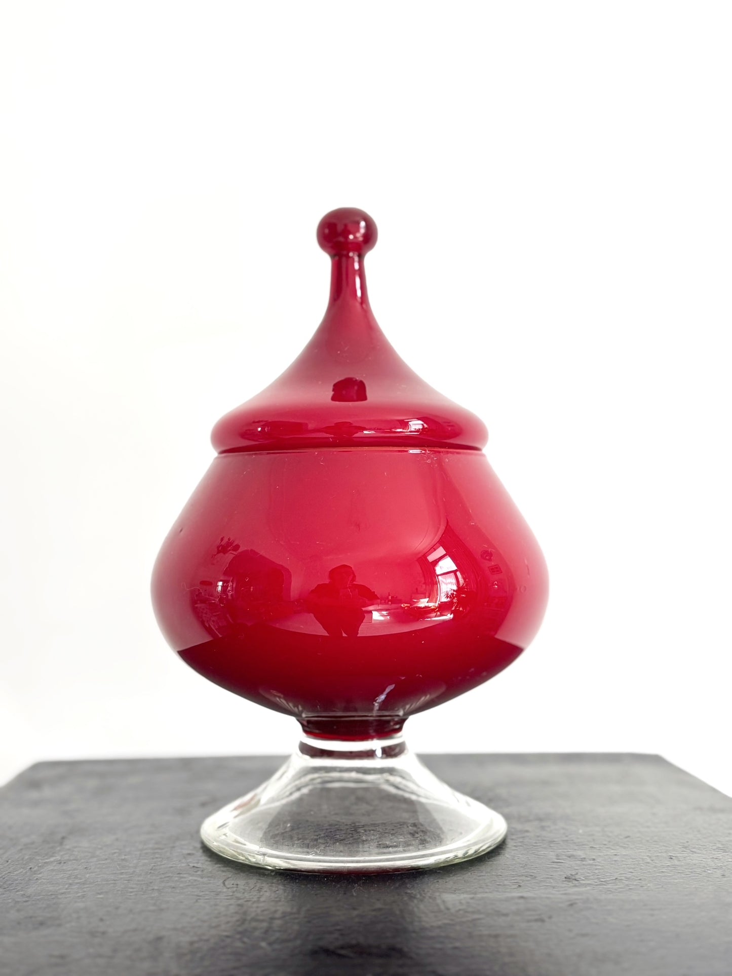 Bonbonnière en opaline rouge profond