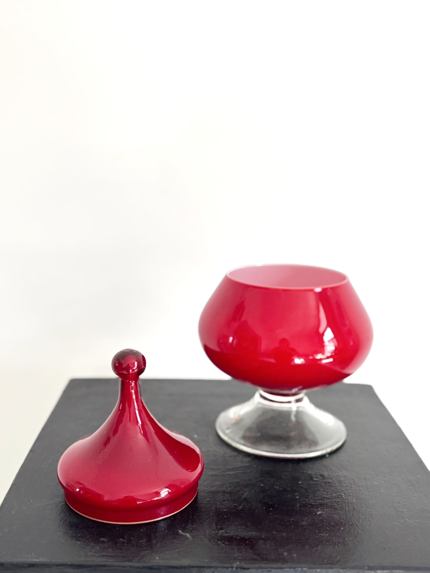 Bonbonnière en opaline rouge profond