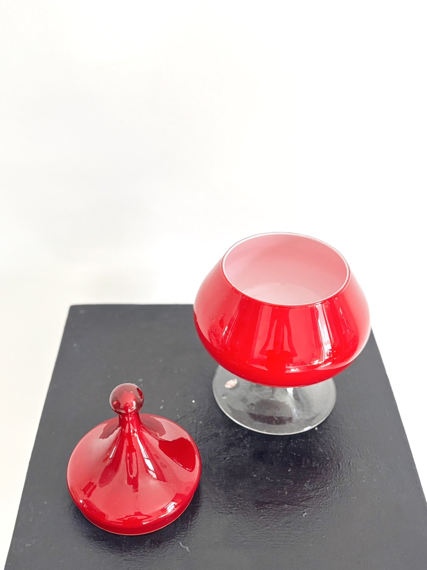 Bonbonnière en opaline rouge profond