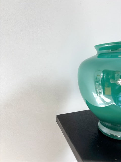 Vase irisé en opaline vert d'eau