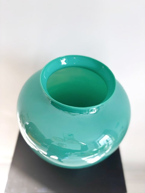 Vase irisé en opaline vert d'eau