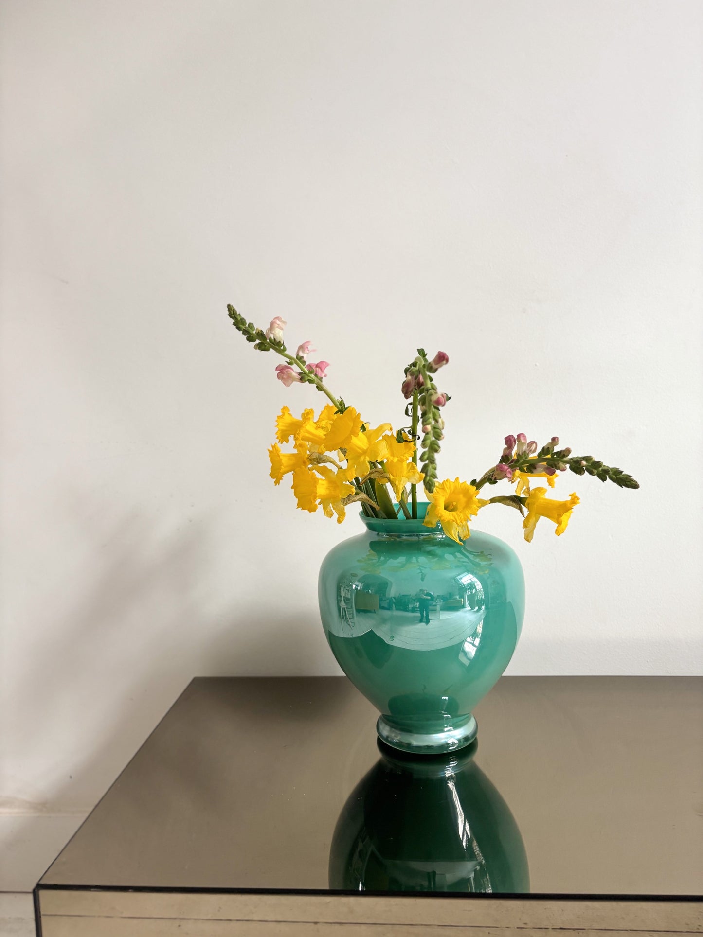 Vase irisé en opaline vert d'eau