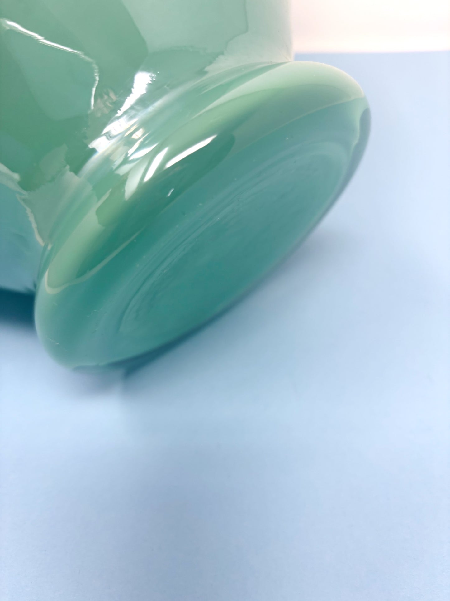 Vase irisé en opaline vert d'eau