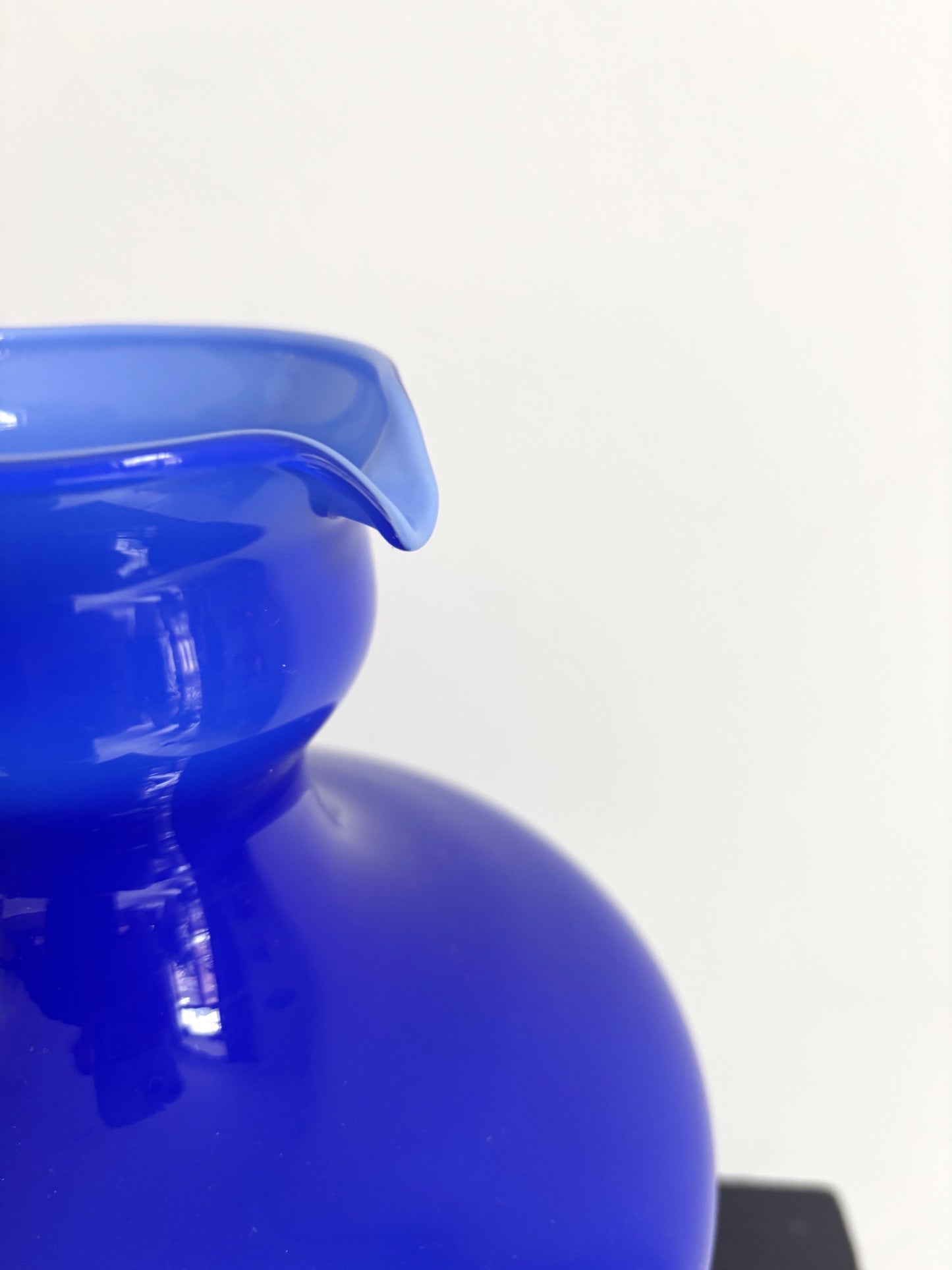 Vase en opaline d'Empoli bleu cobalt