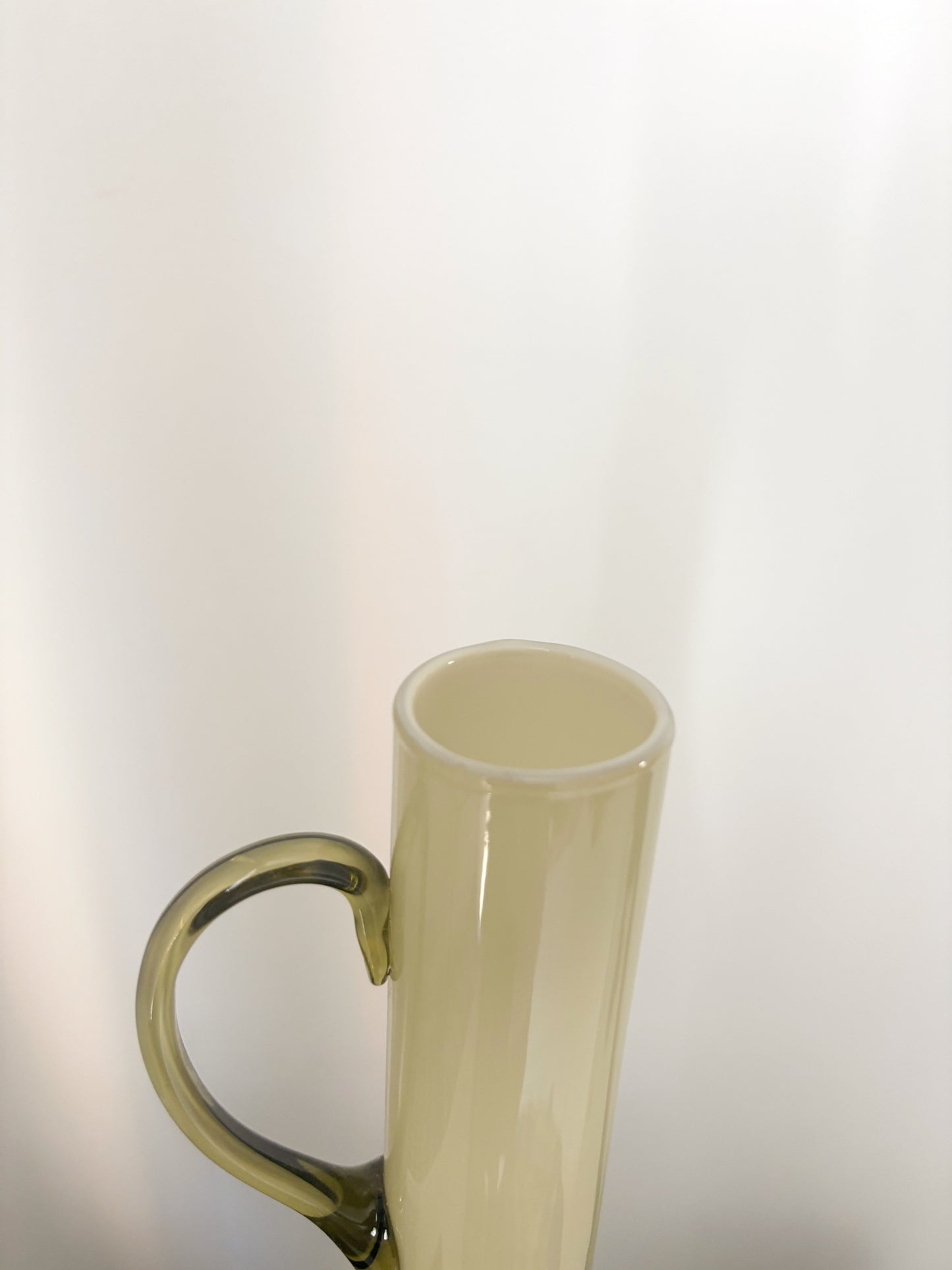 Haut vase en opaline kaki avec petite anse