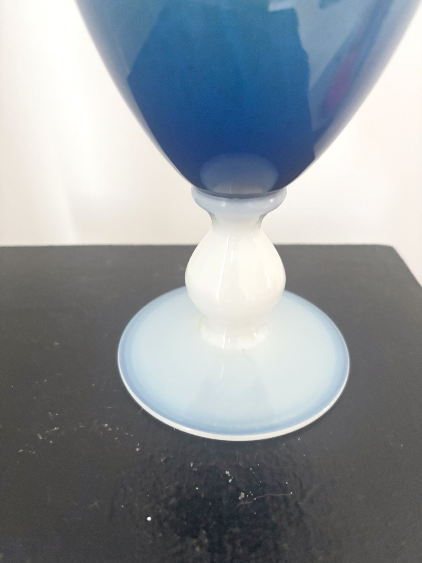 Vase en opaline bleu foncé